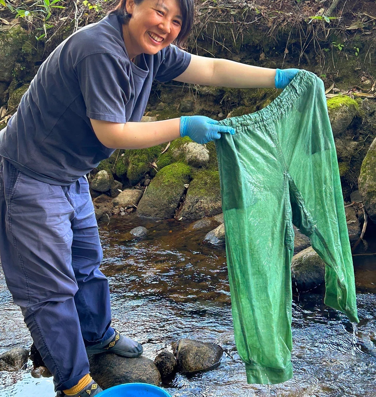 年に一度、この時期恒例の『藍の生葉染め』｜サナエvinsanchi