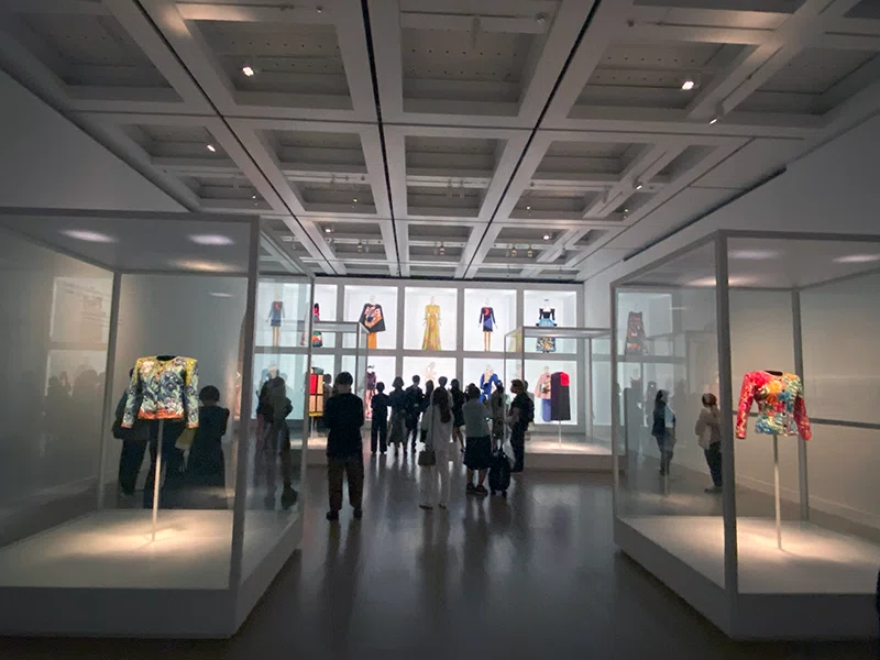 ジャンプスーツを纏って「イヴ・サンローラン展 時を超えるスタイル