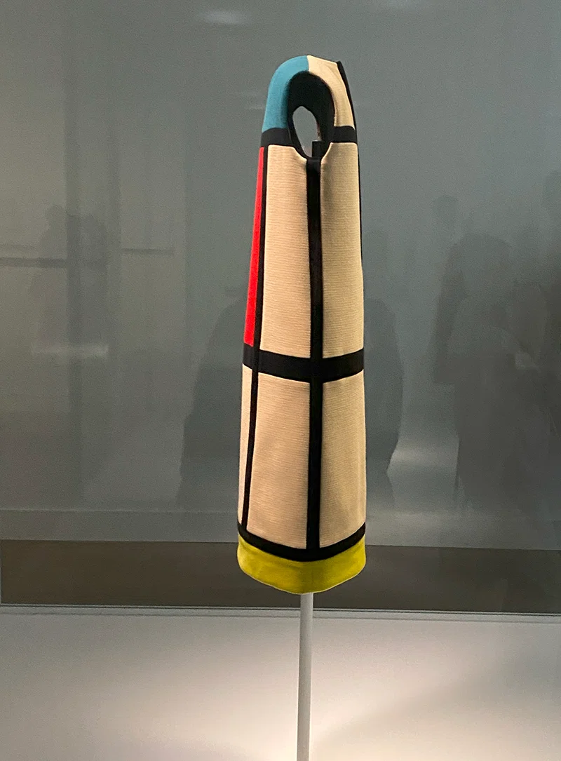 ジャンプスーツを纏って「イヴ・サンローラン展 時を超えるスタイル