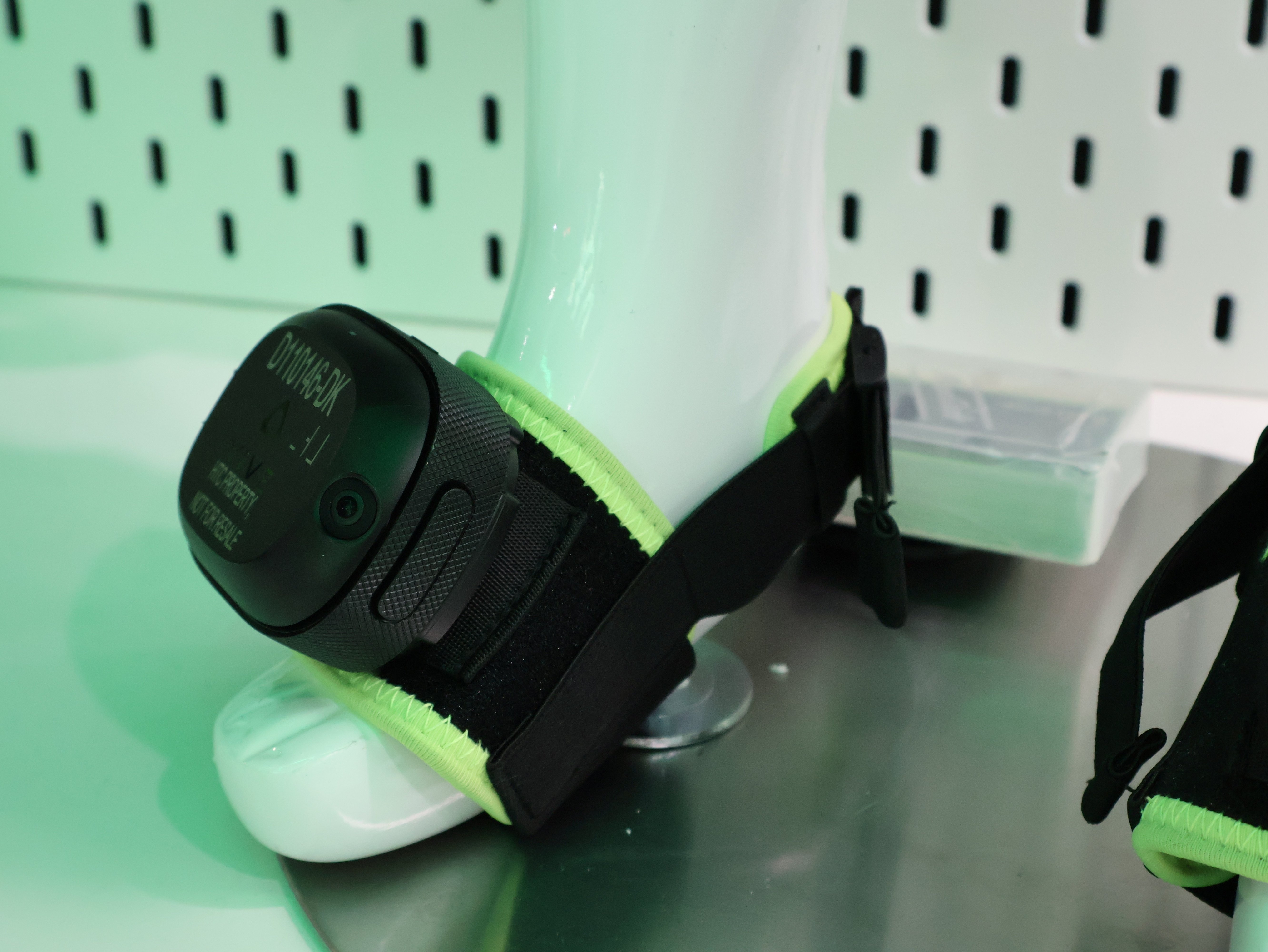 VRChatで好評！ EoZのVRトラッカー用ストラップで快適なVRライフを