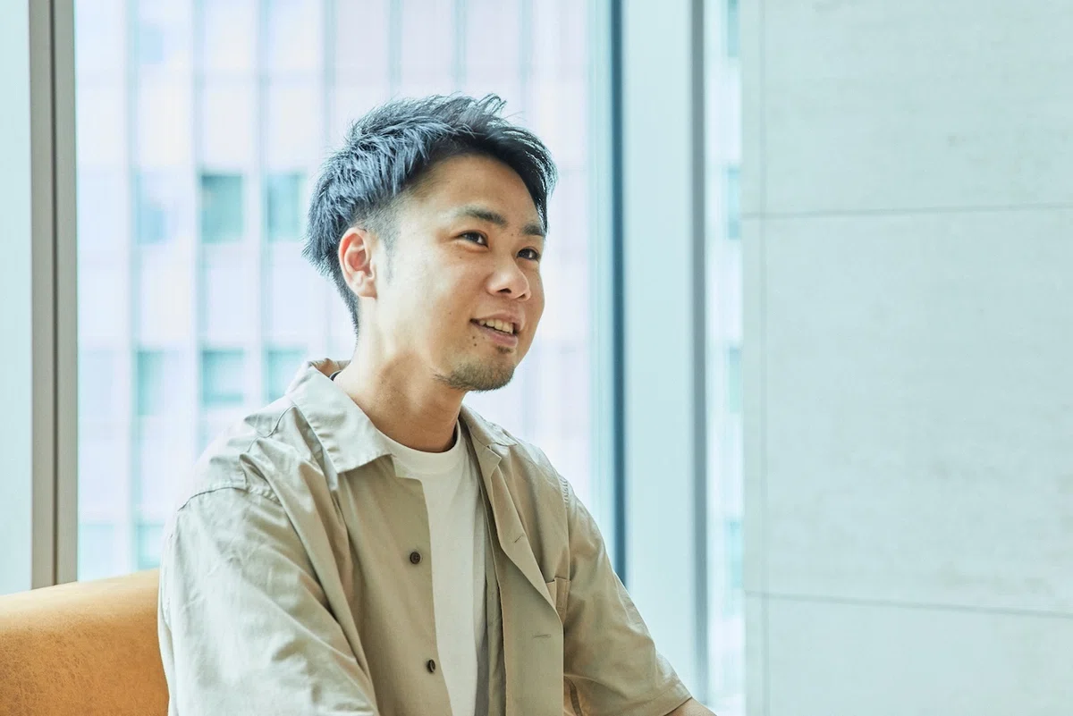 右を向いた男性の写真。