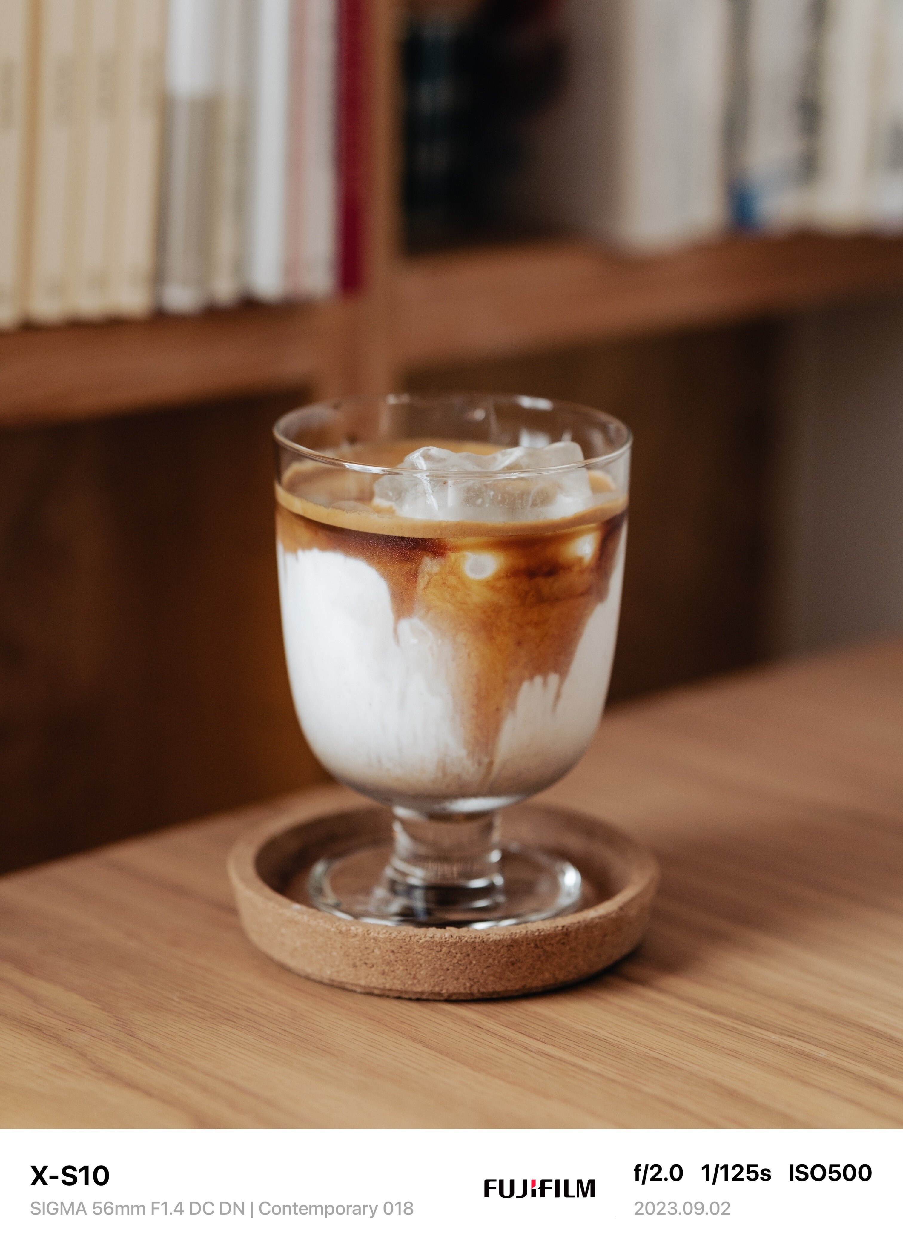 油彩画　アイスコーヒーとアイスカフェラテ アイスカフェラテ #1/10 - Pom PomのNFT | Adam byGMO