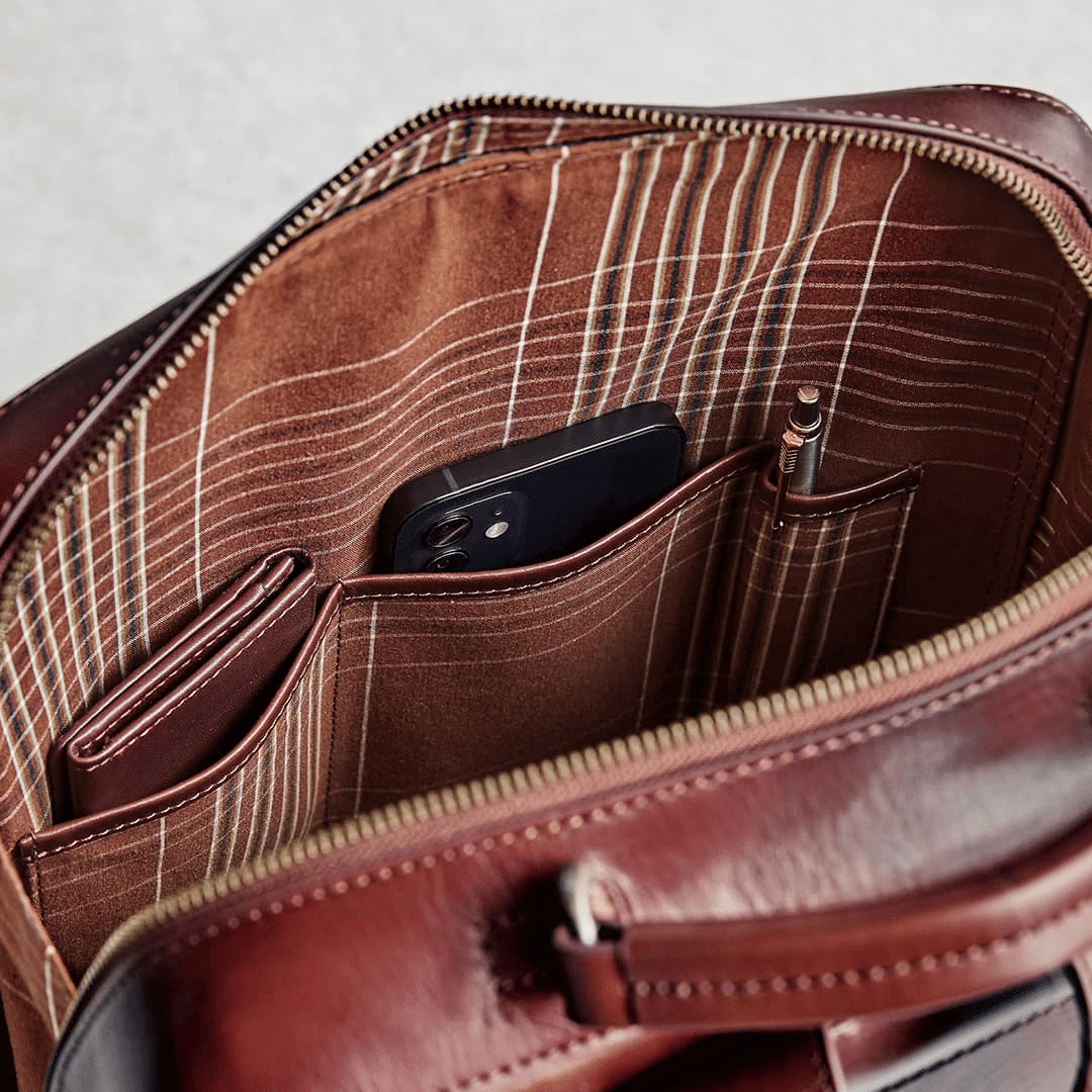 皮好きの人必見！Mother Houseのアンティーク スクエア バックパック