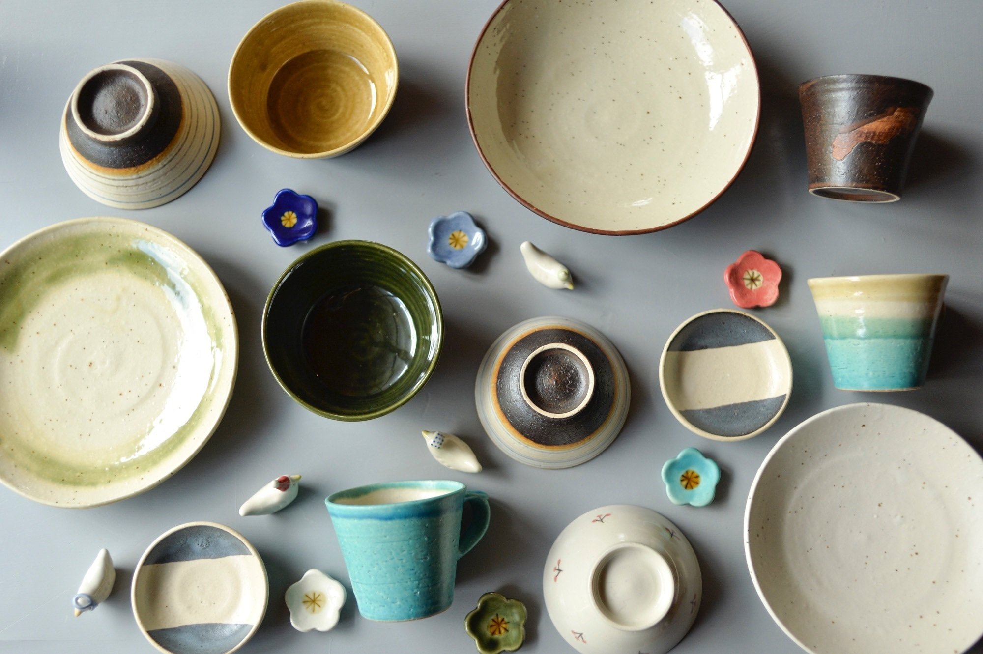 暮らしに寄り添うほっこりなうつわと、かわいい箸置き。「陶工房