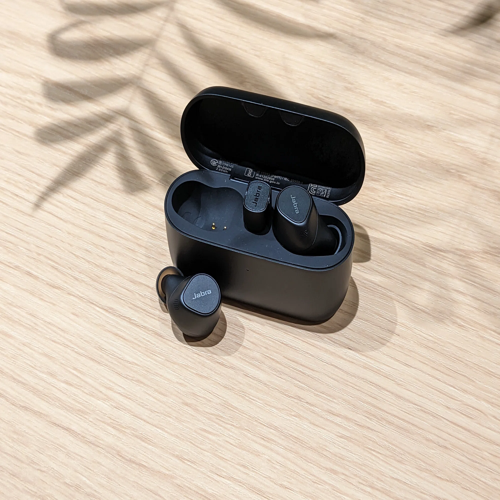 安定感抜群のワイヤレスイヤホンで会議環境向上 ｜ Jabra Evolve2 Buds 
