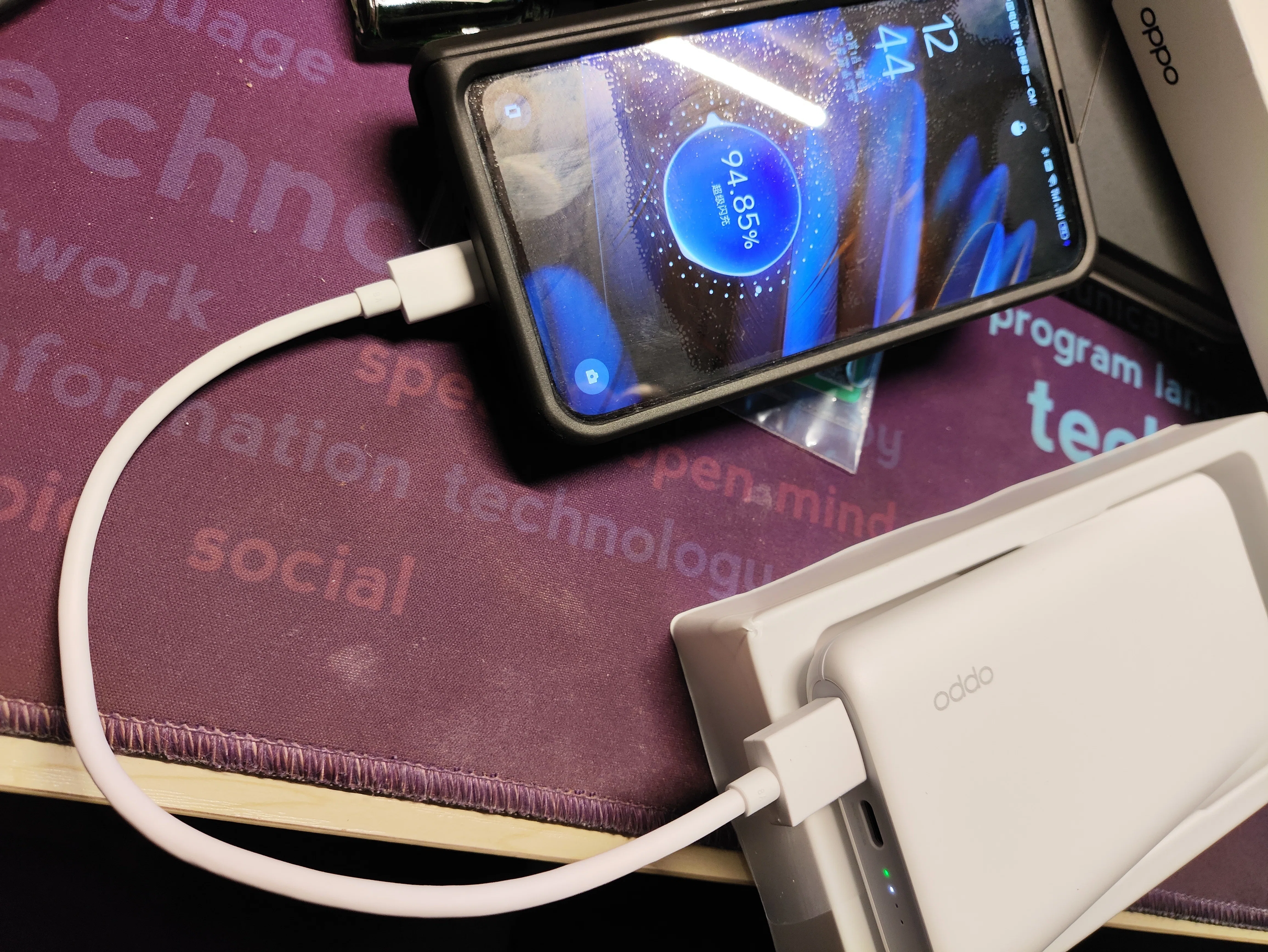 USB TypeAで8A/33W流しちゃうのは驚き。Oppoの高速充電SuperVooc