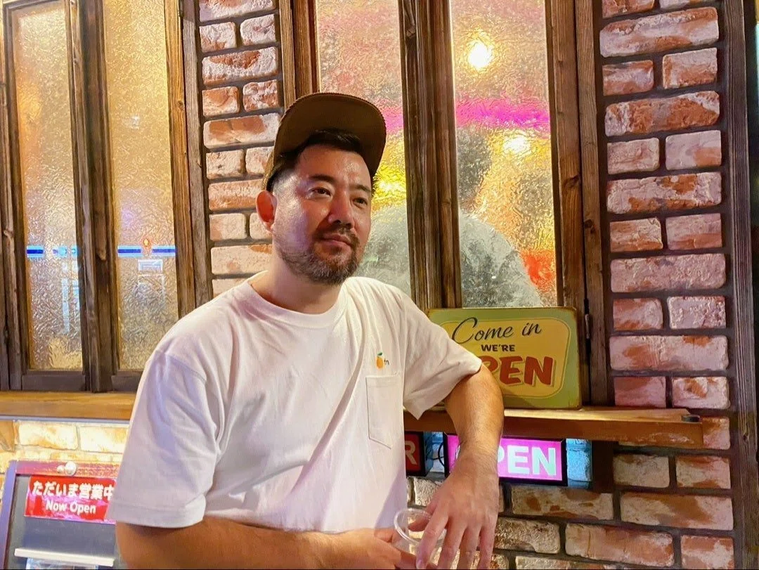 店の外でたたずむ鳴海さん