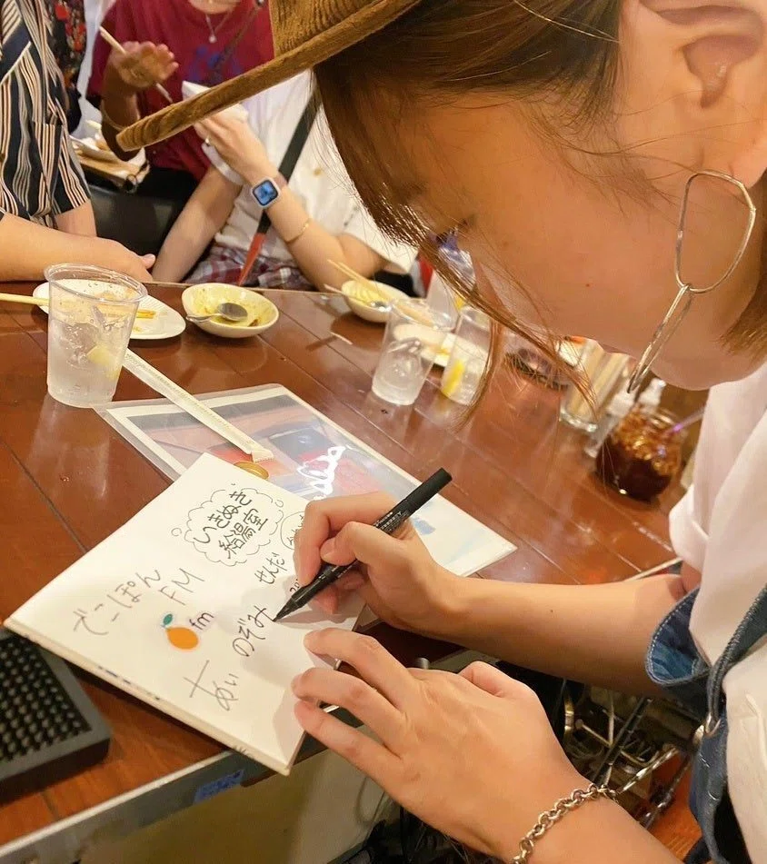 真剣にサインを書くのんちゃん