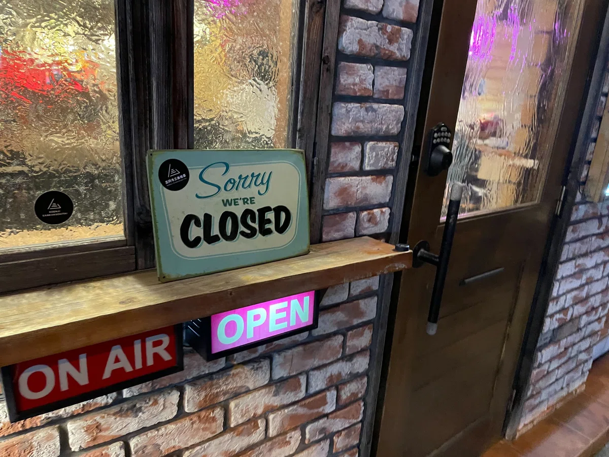 店の外の外観。CLOSEDの案内が出ている
