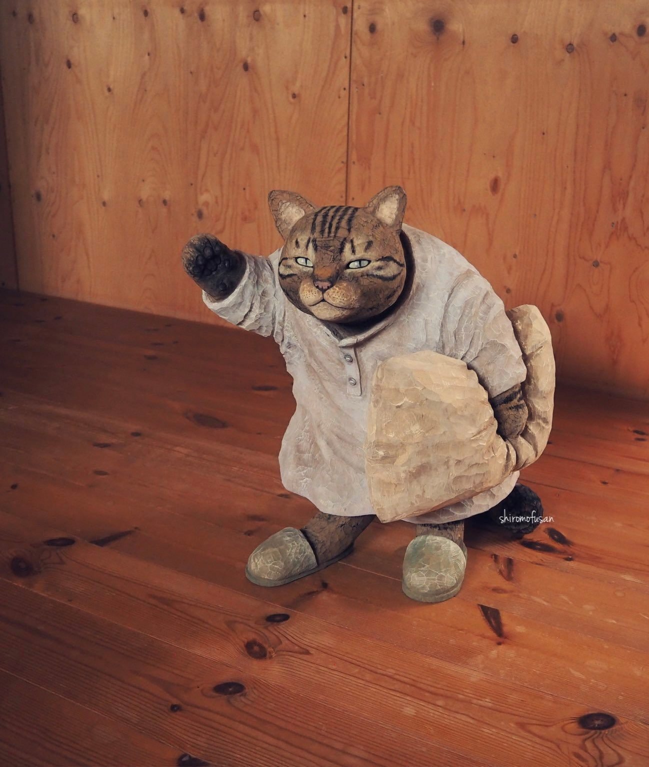 眠いから先に寝るねー」パジャマ姿でおやすみの挨拶をする猫の