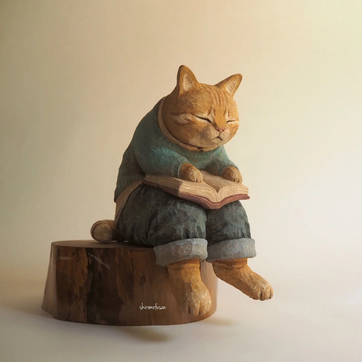眠いから先に寝るねー」パジャマ姿でおやすみの挨拶をする猫の木彫作品 