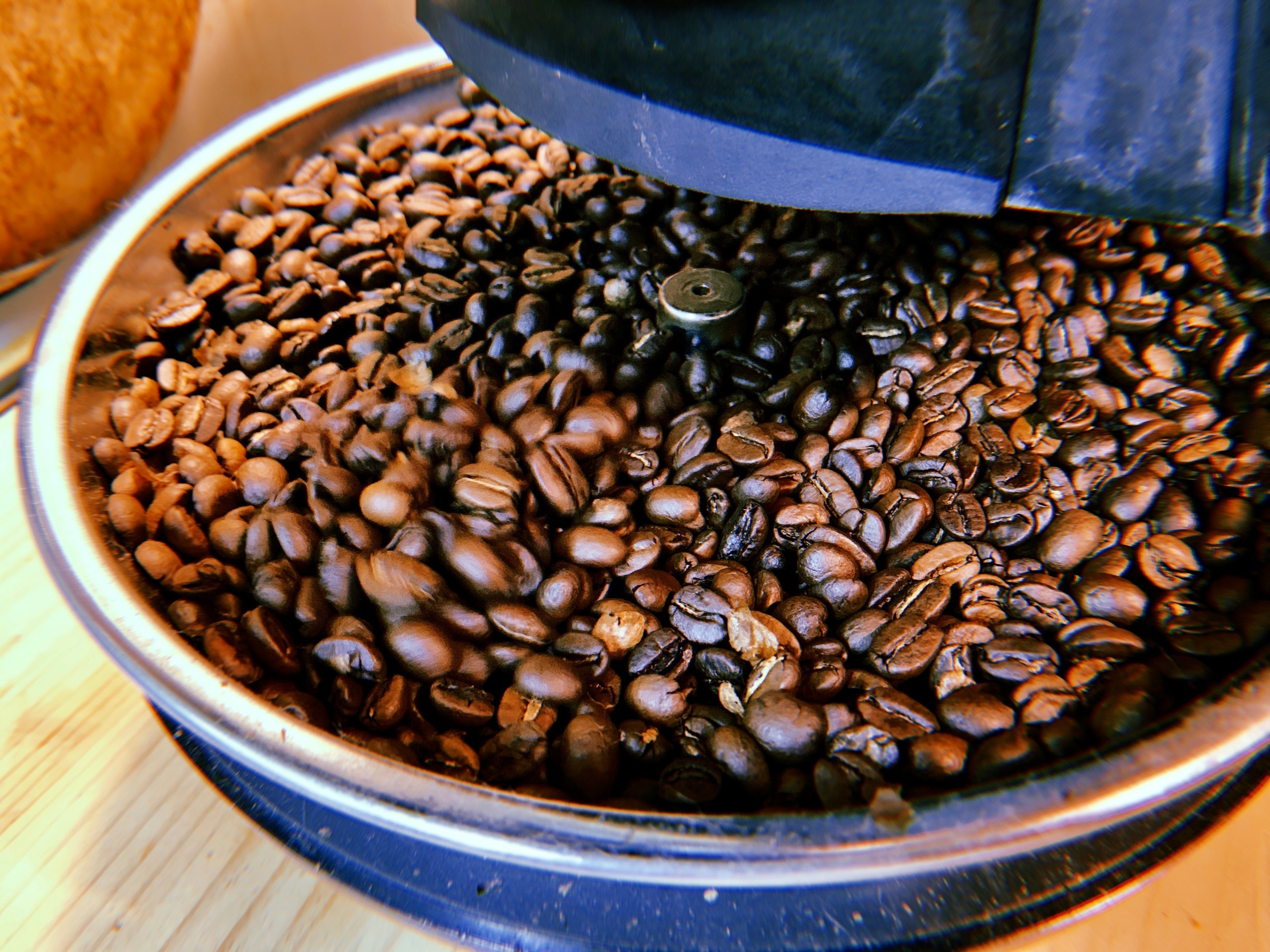自家焙煎のコーヒー生豆を焼いて、挽いてくれます。取説あります 