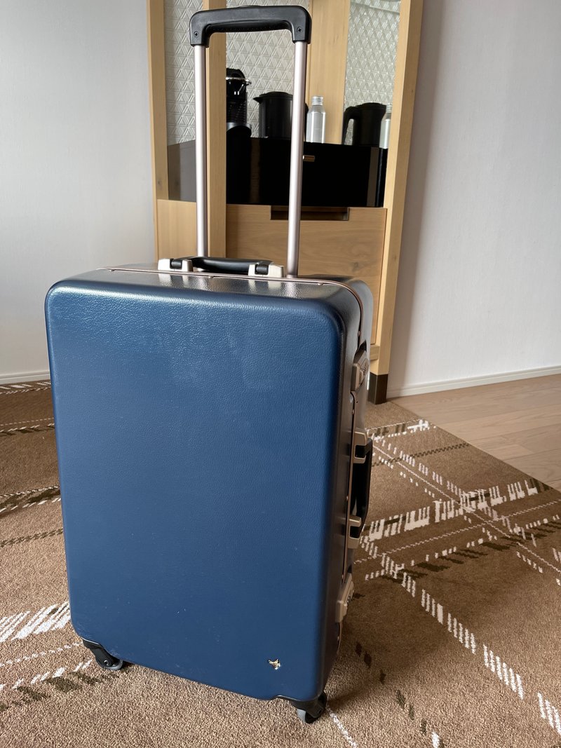 紺色のスーツケースの写真