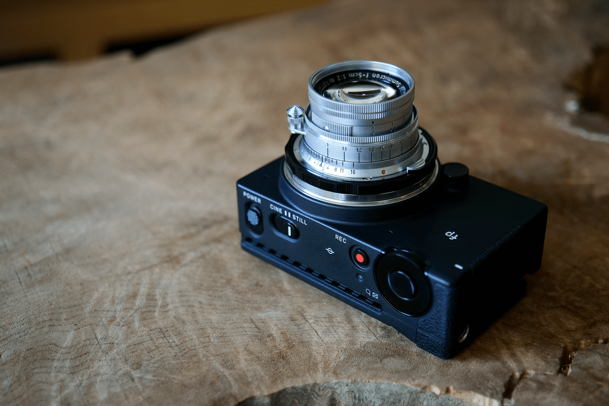 沈胴ズミクロン(M)50mm F2 × SIGMA FPは、アダプター経由で沈胴 沈胴ズミクロン(M)50mm F2 × SIGMA FPは、アダプター経由で沈胴
