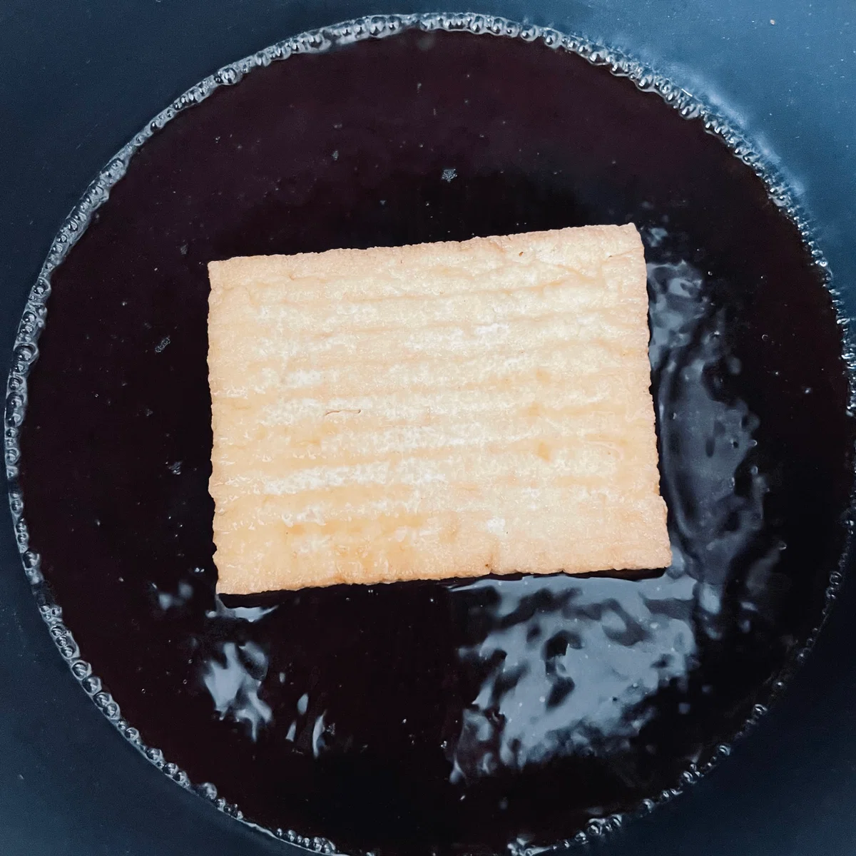 厚揚げを煮ているところ。