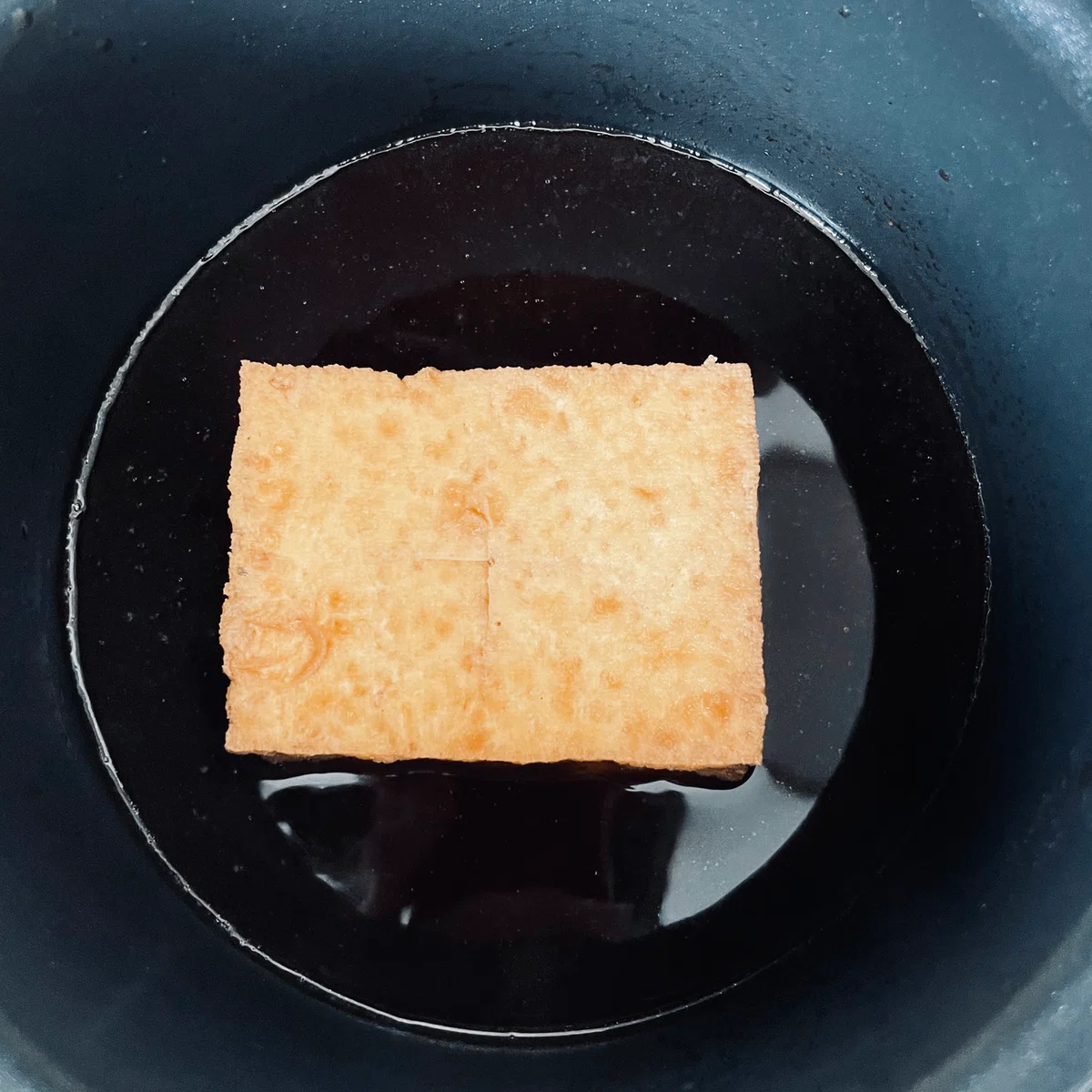 厚揚げを煮ているところ