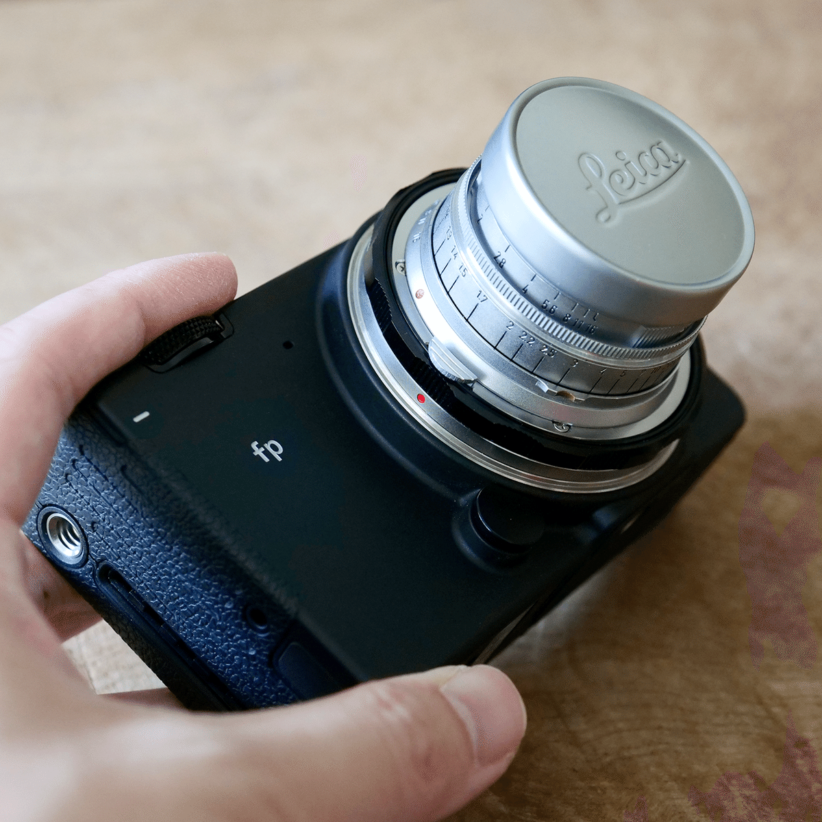 沈胴ズミクロン(M)50mm F2 × SIGMA FPは、アダプター経由で沈胴 沈胴ズミクロン(M)50mm F2 × SIGMA FPは、アダプター経由で沈胴
