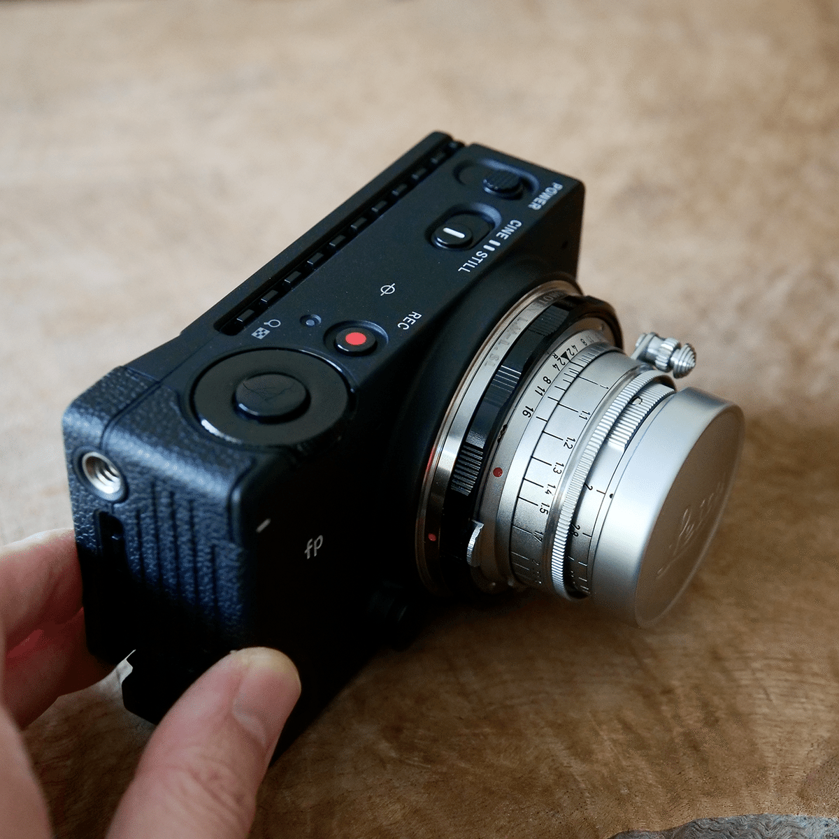 沈胴ズミクロン(M)50mm F2 × SIGMA FPは、アダプター経由で沈胴 沈胴ズミクロン(M)50mm F2 × SIGMA FPは、アダプター経由で沈胴