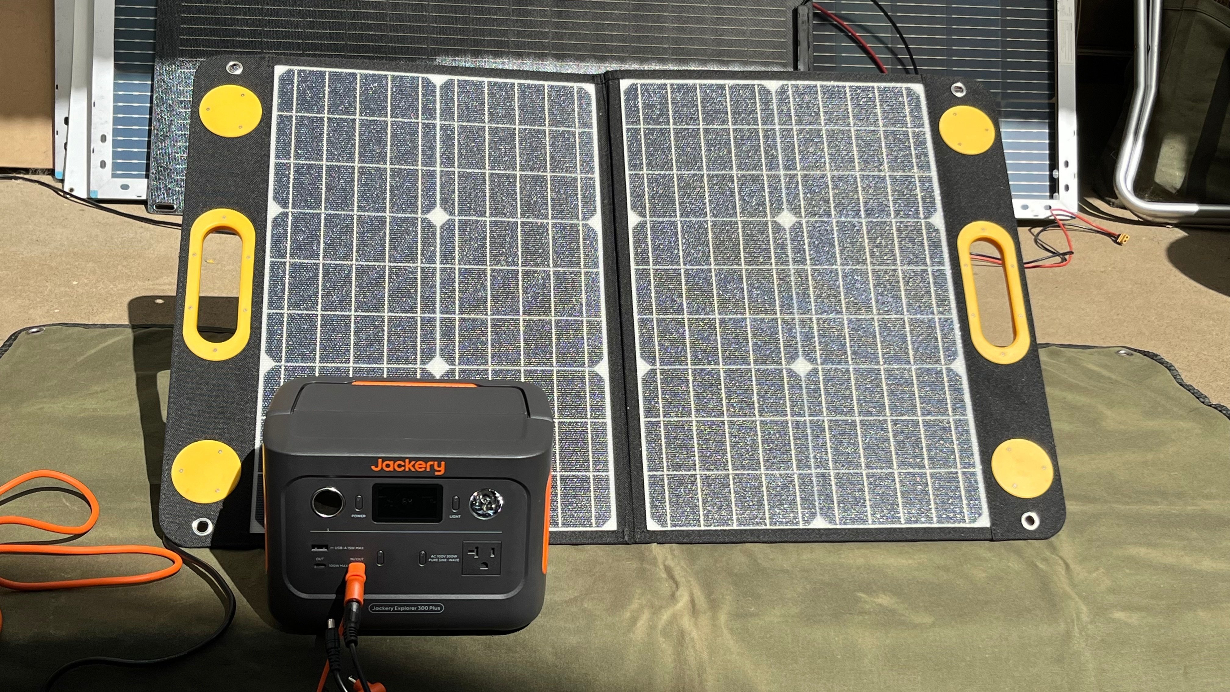 Jackery Solar Generator 300 Plus 40Wミニ ポータブル電源 ソーラーパネル  セットで発電の検証｜パワーバンクス＠ポータブル電源ブログ