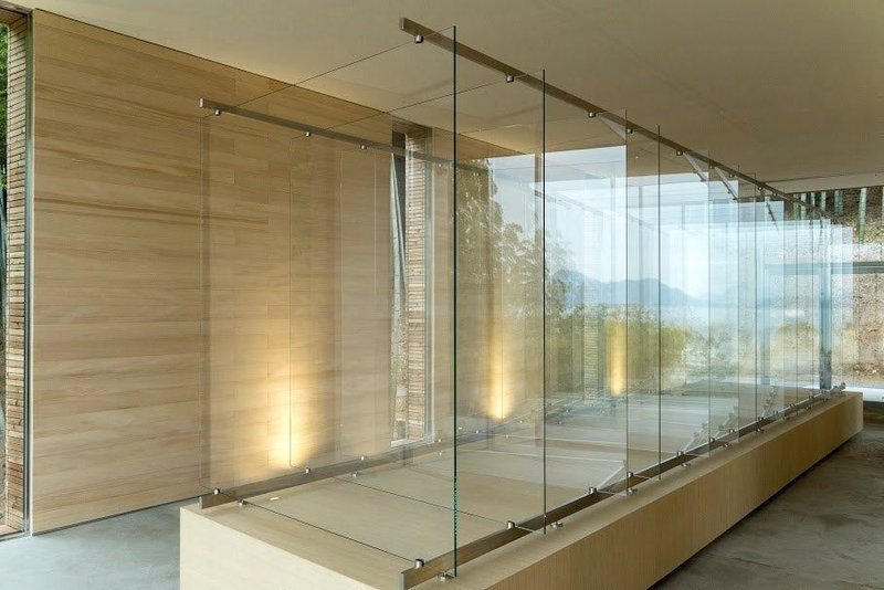 ゲルハルト・リヒター「14枚のガラス」の展示の様子です。