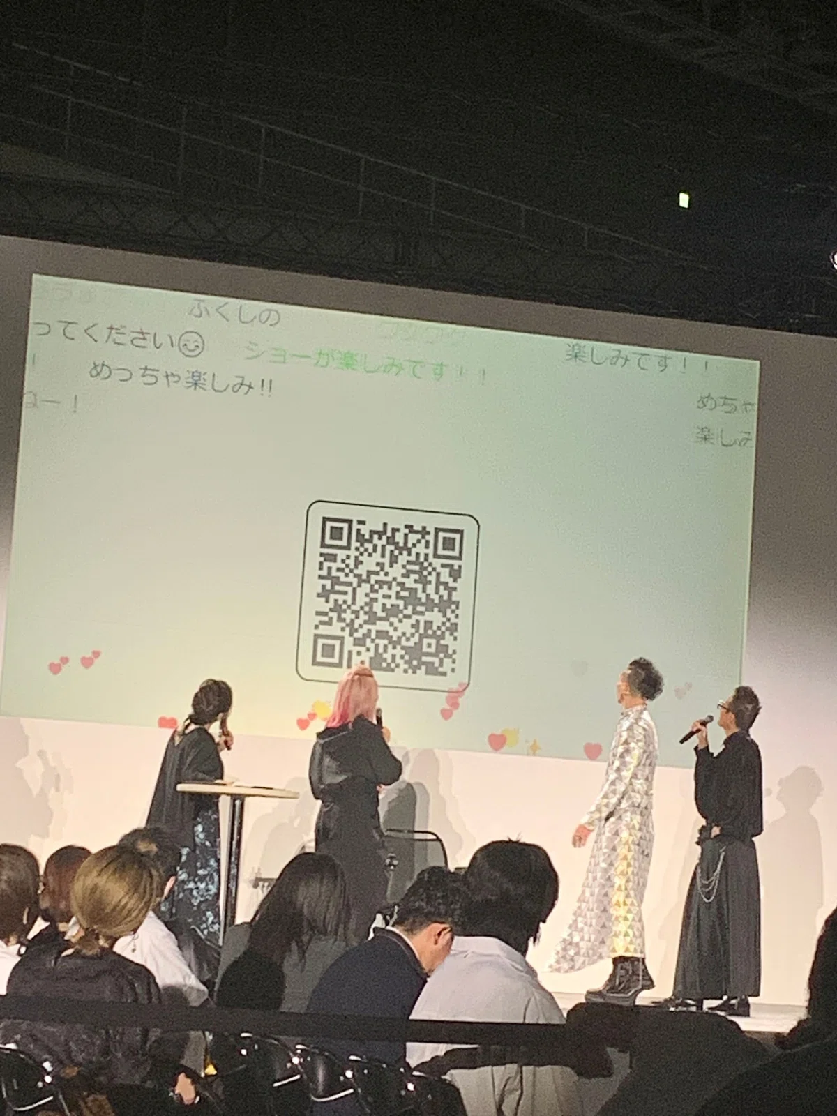 QRコードでCommentScreenのリンクを読み取って、コメントとリアクションをすると!画面に反映されました!