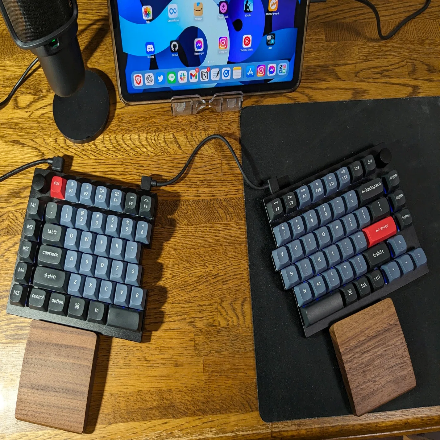MacbookとWindows PCの2台使いの瞬時の切り替えデスク構成｜Naoki