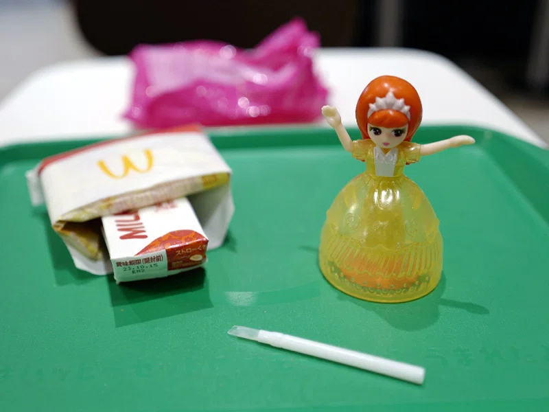 リカちゃんと紙くず、チーズバーガー、ハッピーセット｜サカキシンイチロウ