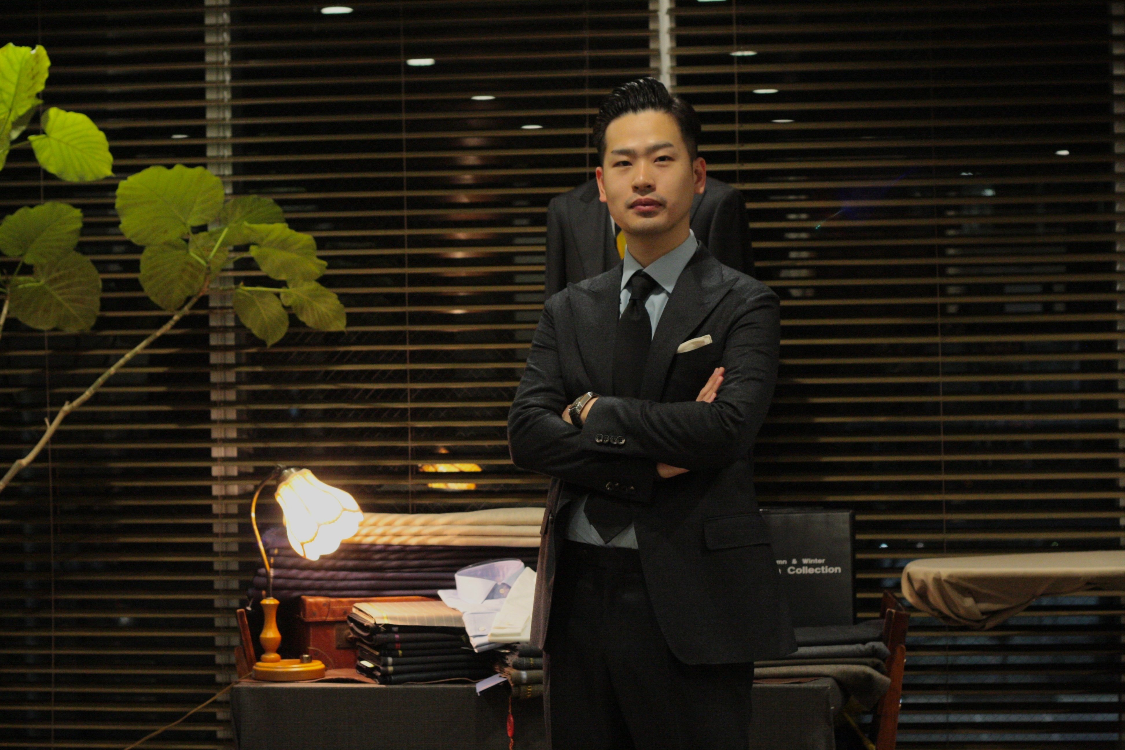 サキソニースーツで作る洗練されたビジネススタイル｜セキヤマサト