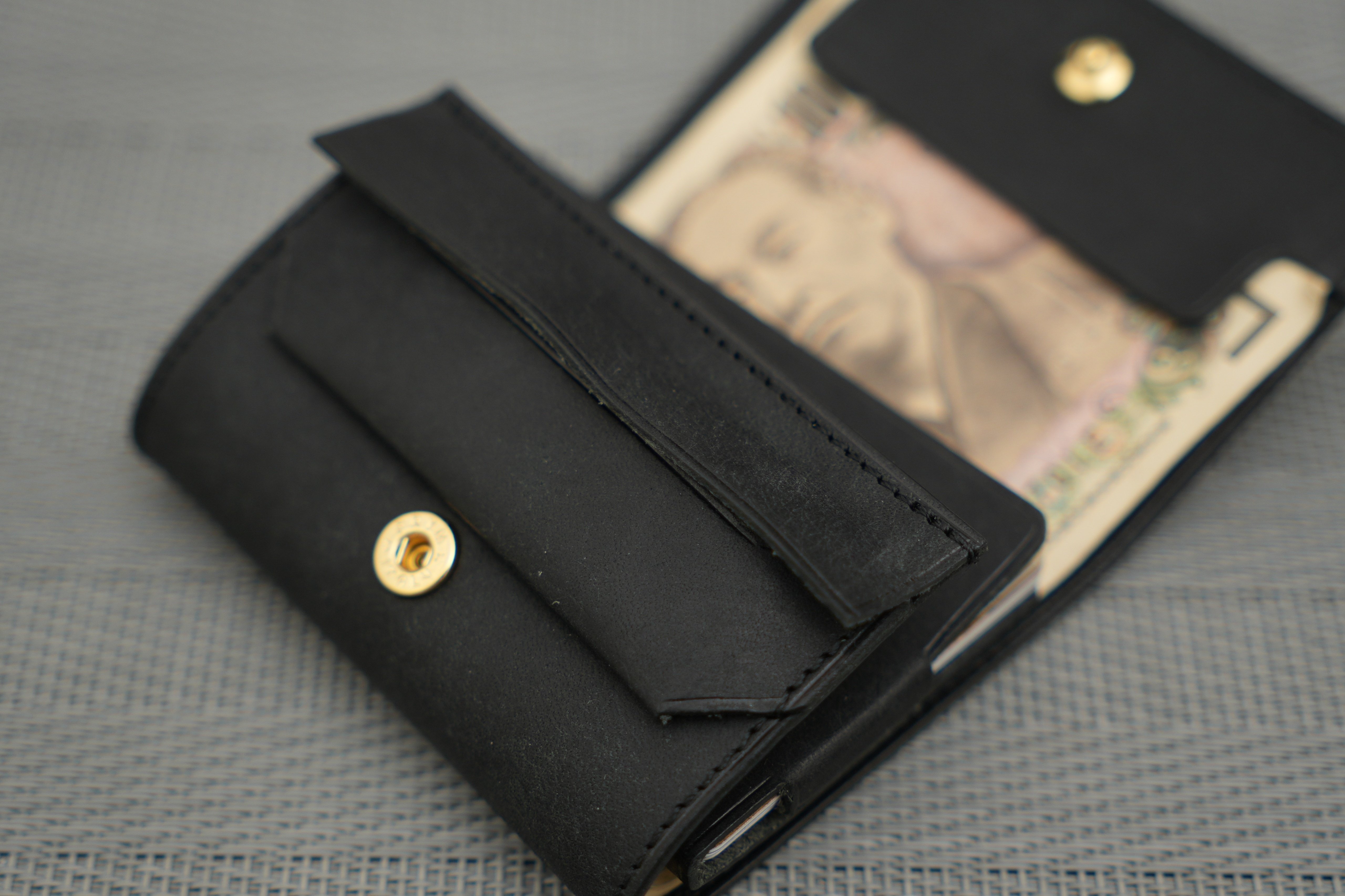 ブラック 三つ折り財布 dritto3thin ミニ財布PLOWS 黒 plows】dritto3thin/小さい高級財布/通常モデルと比較してみた。 - YouTube