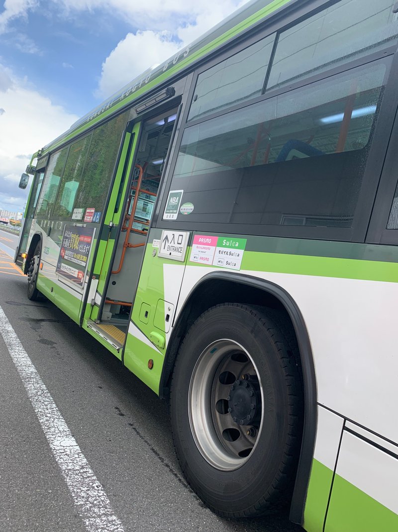 緑色のノンステップバスです！ 横からスロープが出せるタイプですIt is a green non-step bus! It is the type that the ramp can be taken out from the side.
