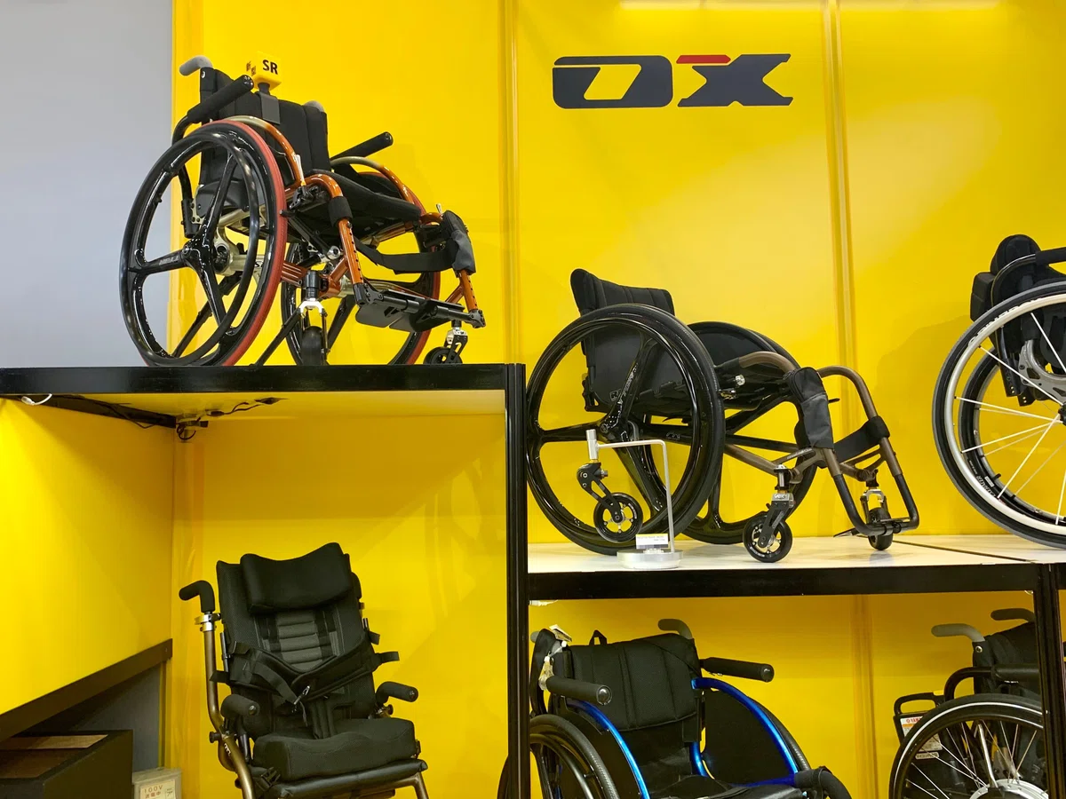 カッコいいOX(オーエックス)の車いす デザインセンスがかなり良き 電動車いすにもこういったのがあればいいなCool OX wheelchair The design sense is pretty good. I wish electric wheelchairs had something like this