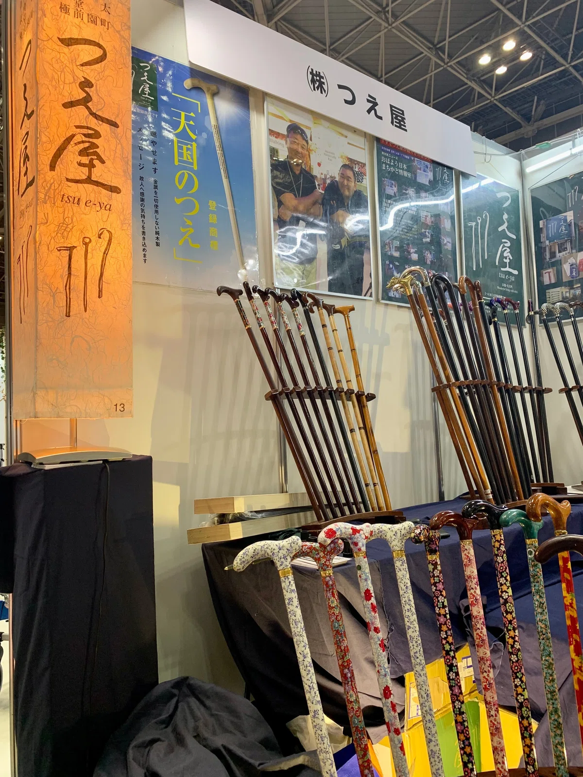 つえ屋の杖もオシャレ! 車椅子にもこういう柄のデザインがあったらいいのになぁ…The cane at the cane shop is also stylish! I wish wheelchairs had this kind of pattern design...