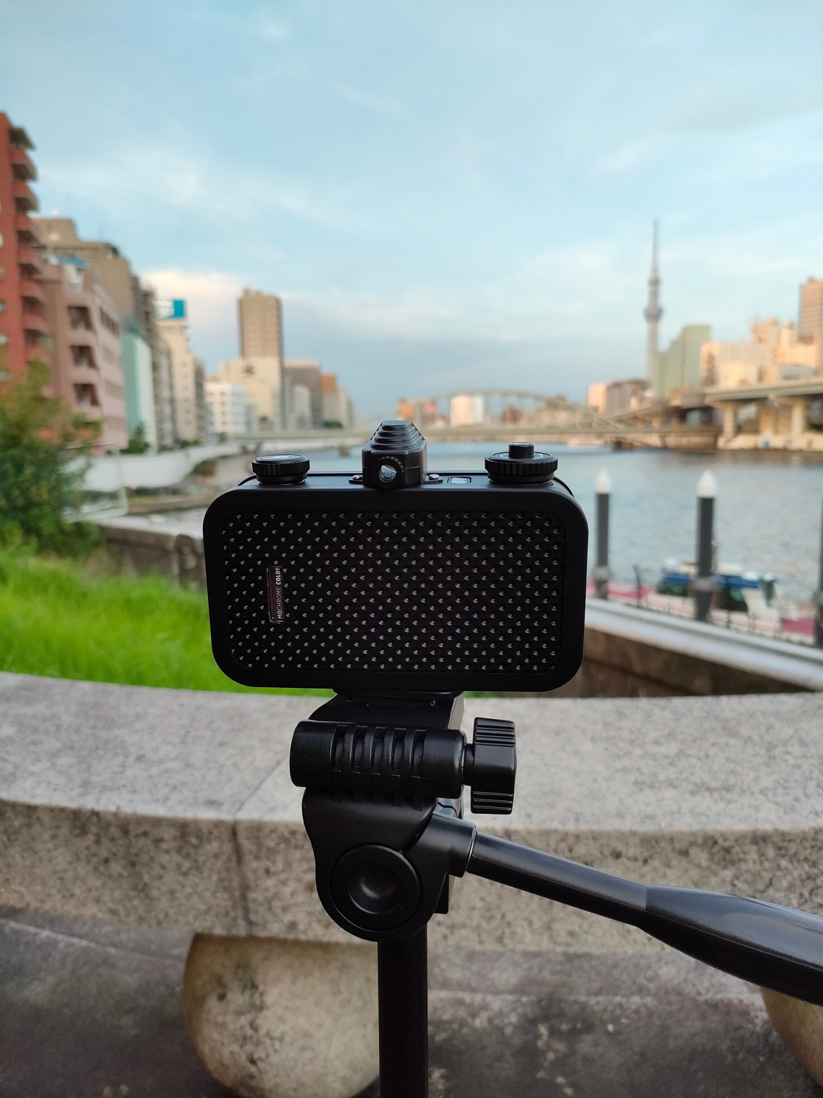 イワシ缶のようなカメラ”La Sardina Camera 8Ball Edition”で