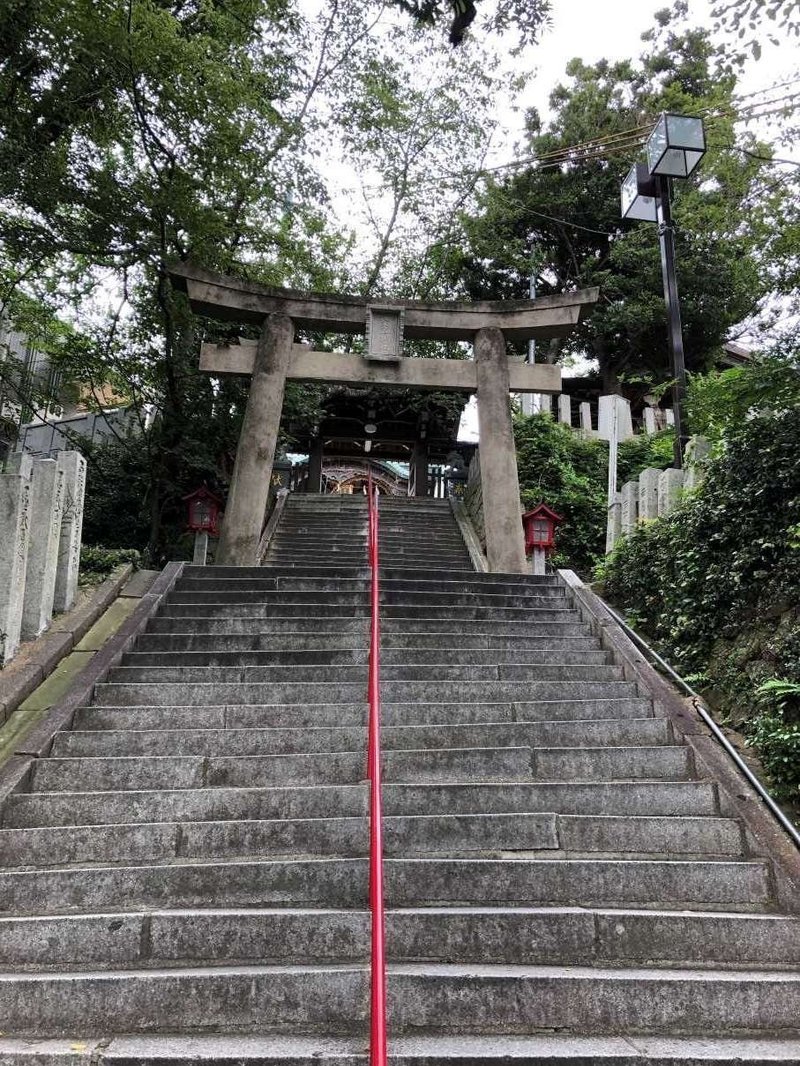 鷲尾愛宕神社の急な階段の様子