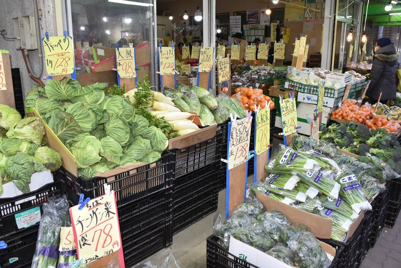生鮮野菜が並ぶ千葉県内の八百屋の軒先＝２０２２年２月、柴田智弘撮影