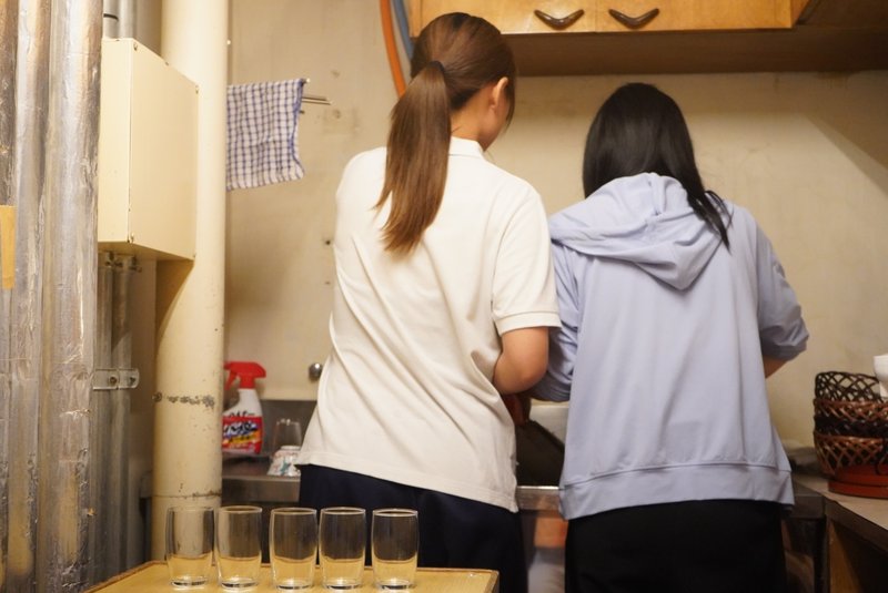 客室用のポットとグラスを洗浄している様子