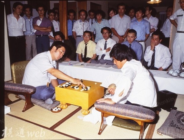 20400円 真作 囲碁棋士 趙治勲 碁盤「豊江」書付碁盤 厚み170