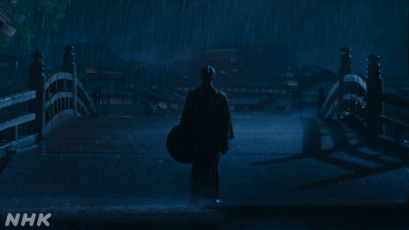 【劇中写真】大雨の中、大橋の前で一人たたずむ黒木（玉置玲央さん）