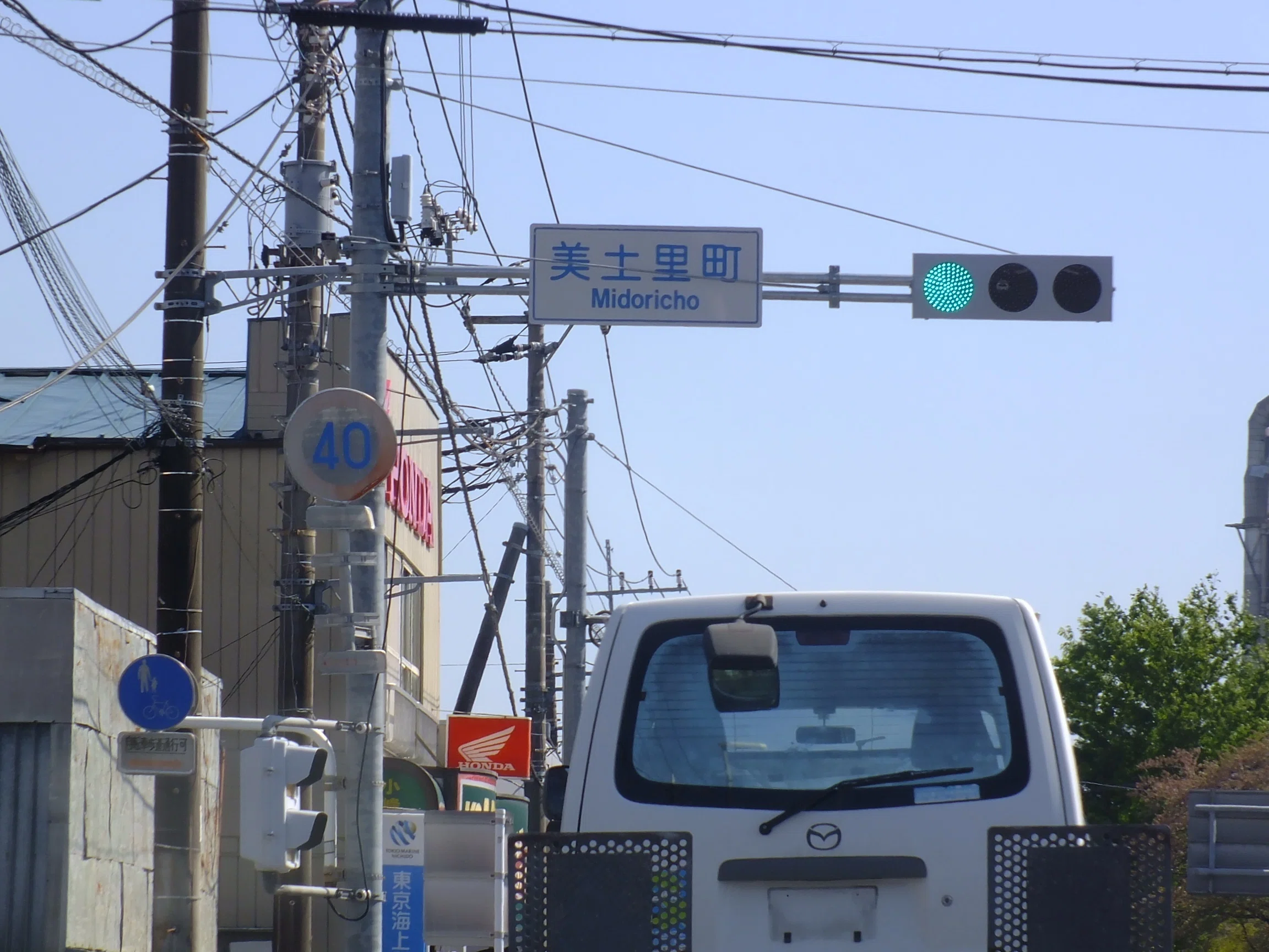 熊谷市美土里町にある信号電材低コスト250㎜と日信六角形歩灯｜光山祐