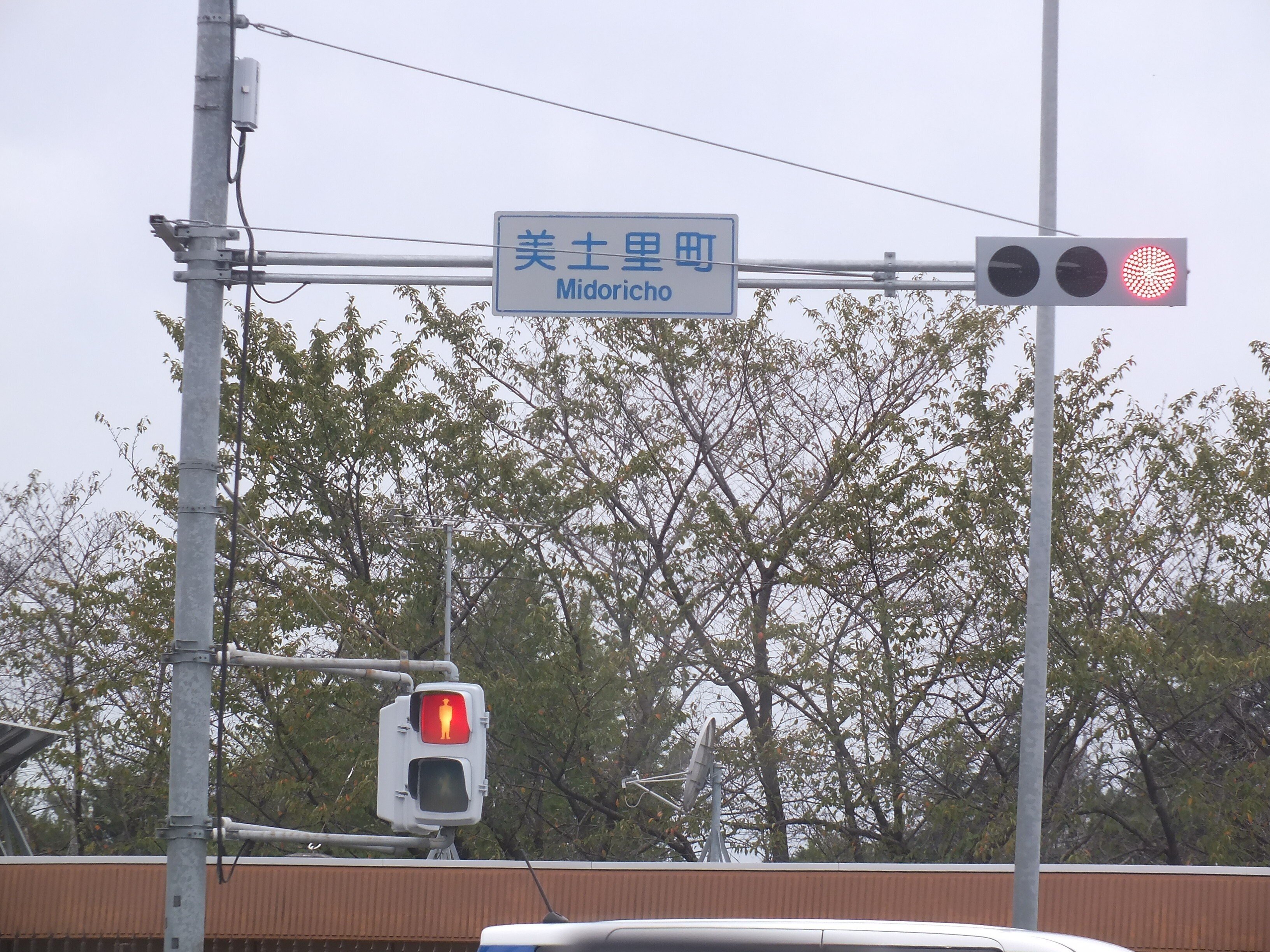 熊谷市美土里町にある信号電材低コスト250㎜と日信六角形歩灯｜光山祐