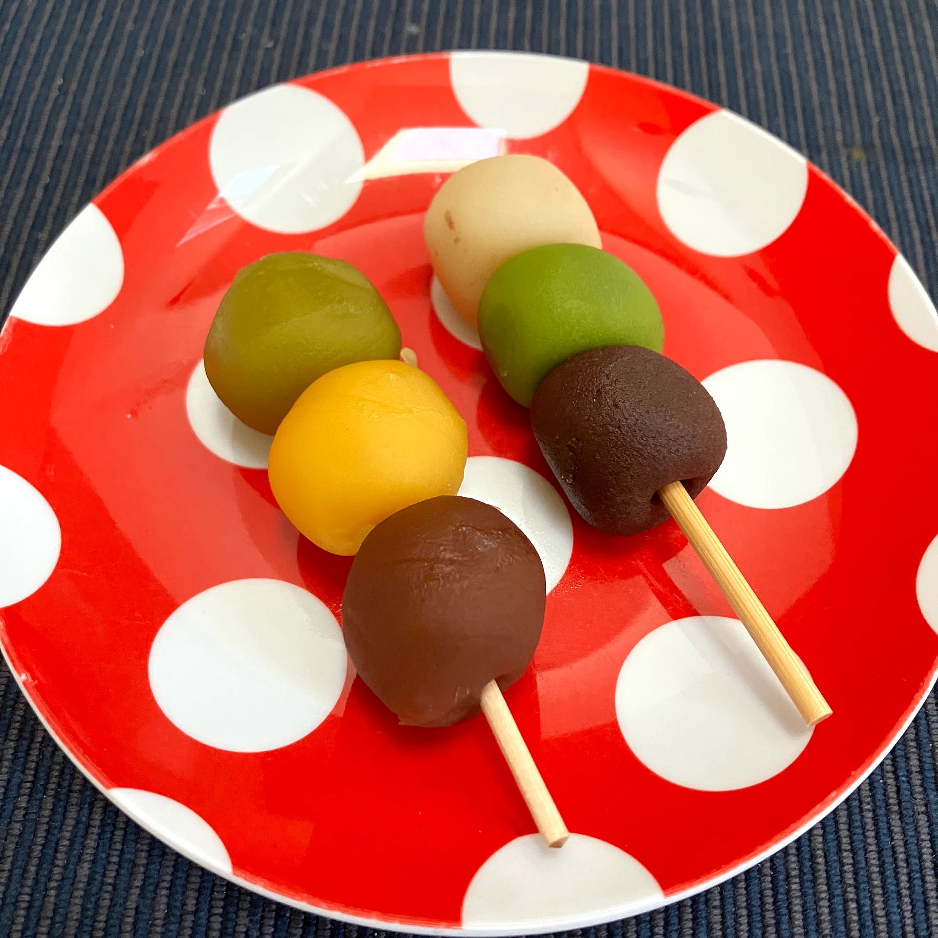 三色団子を食べ比べてみた｜も〜がん｜Keiichi TAKENAKA