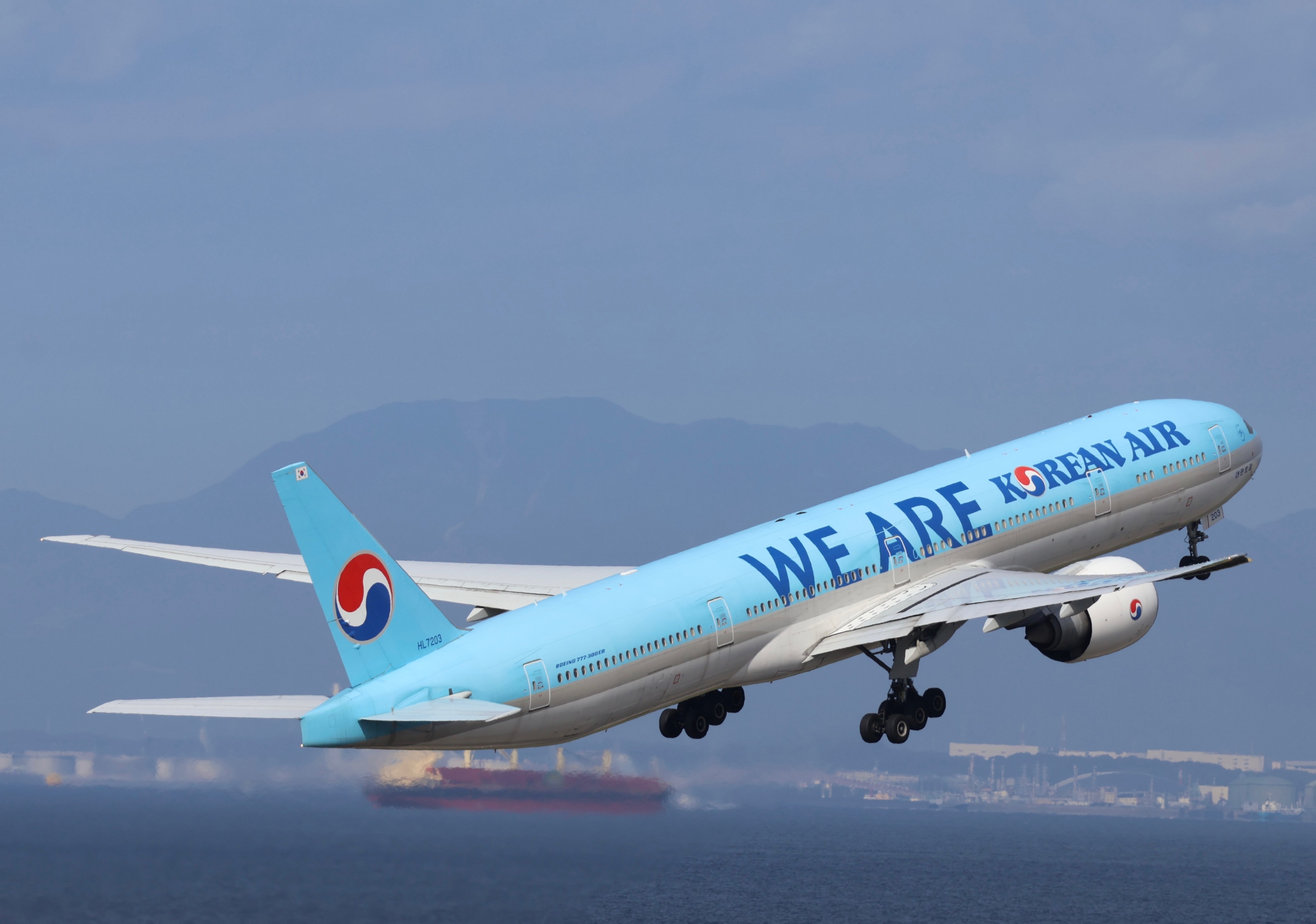 We Are Our Pride塗装の大韓航空の777-300ERがセントレアに