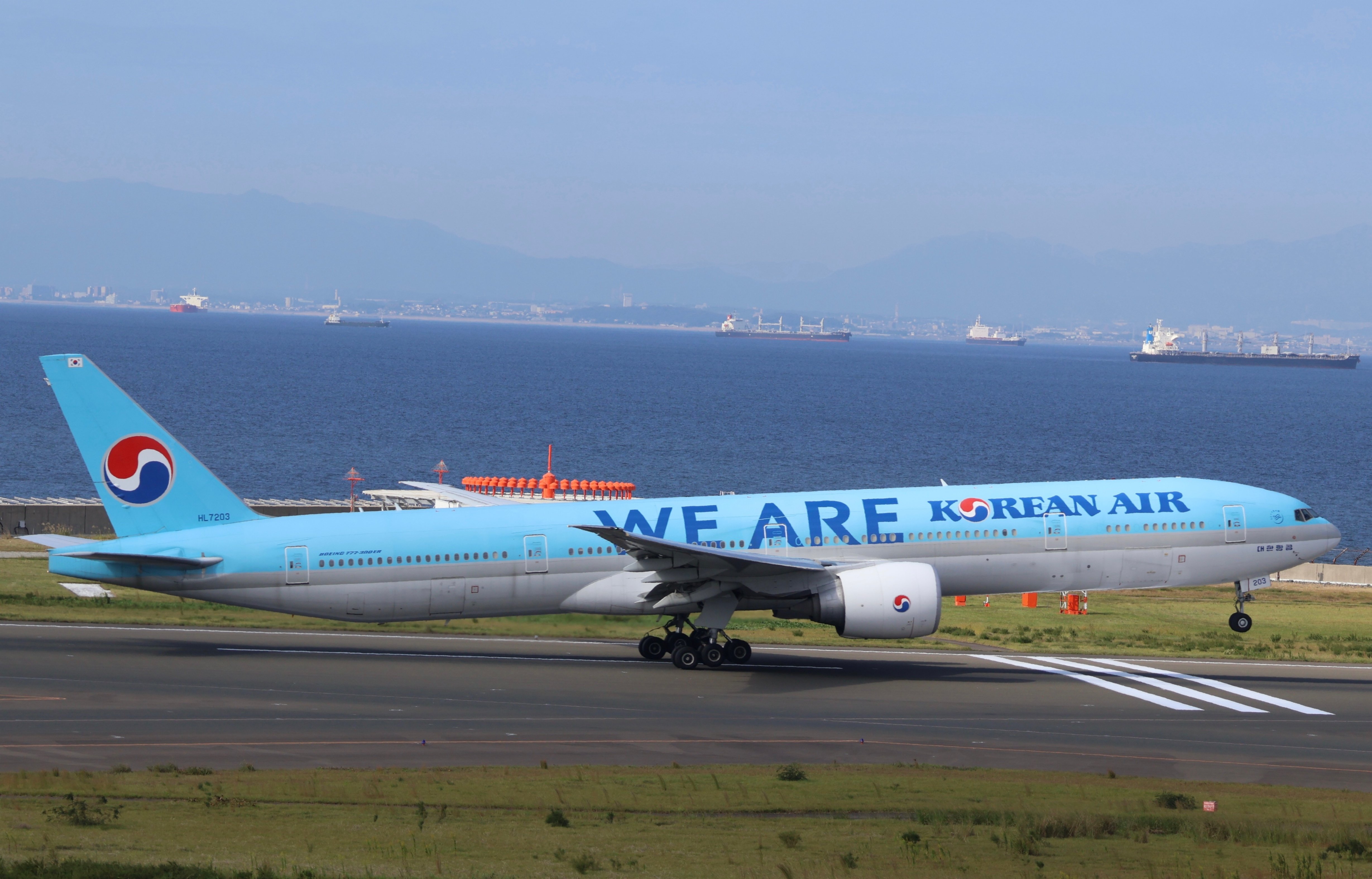 We Are Our Pride塗装の大韓航空の777-300ERがセントレアに