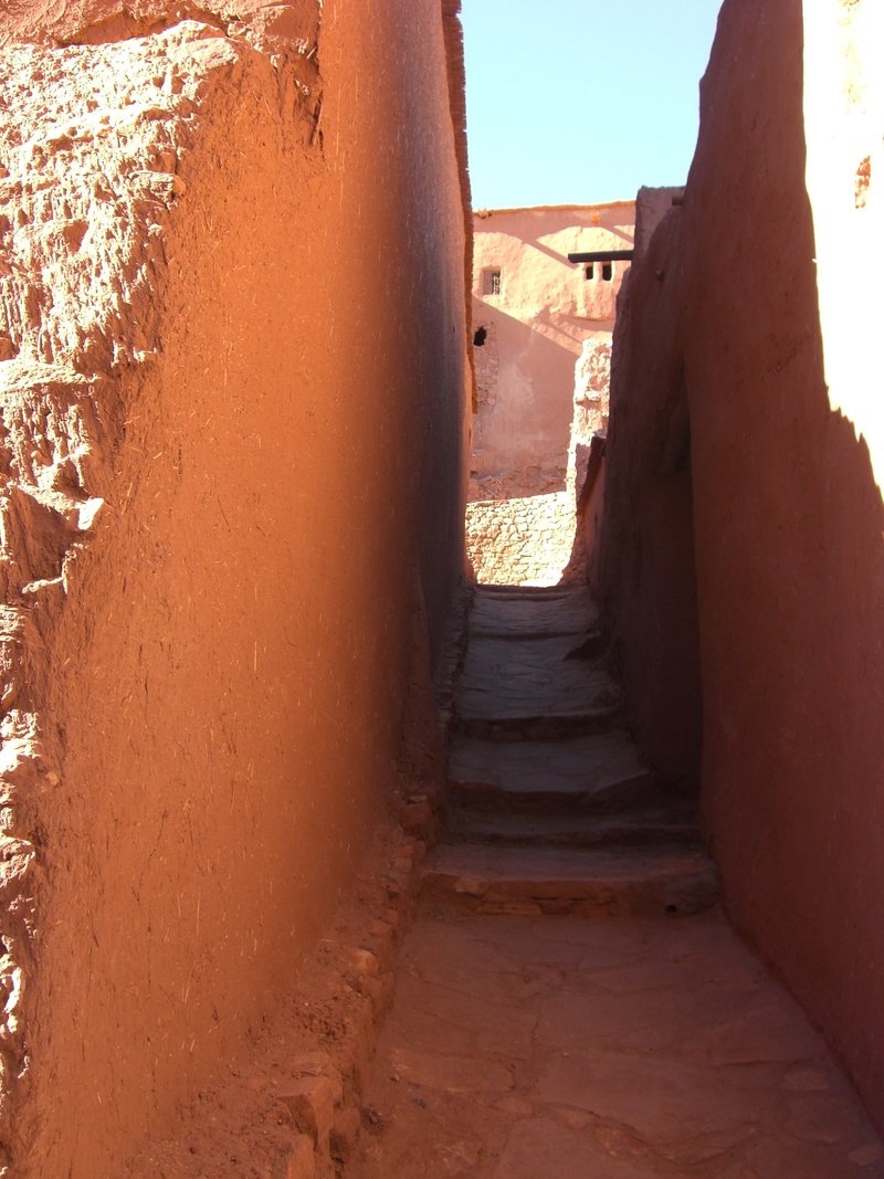 両脇に壁の迫る細い路地階段