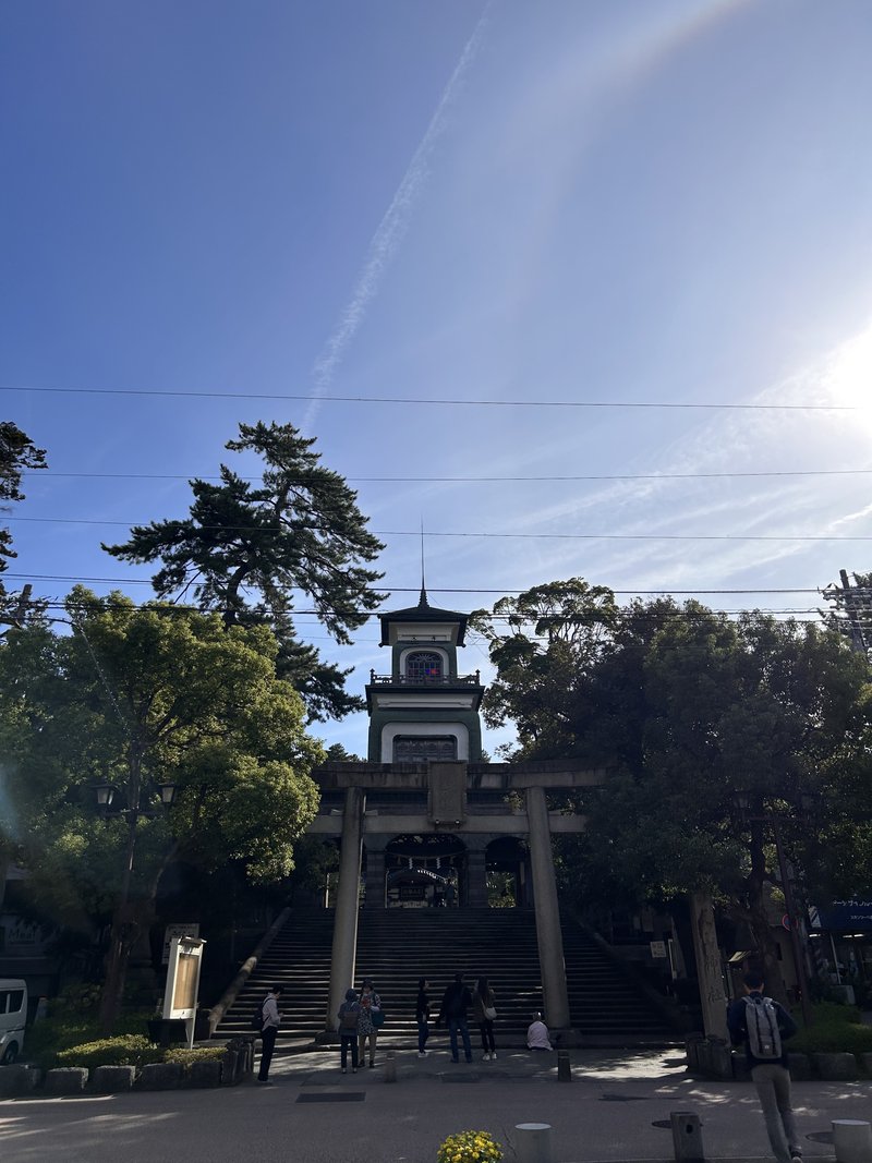 金沢にある尾山神社。こちらは加賀藩祖である前田利家公とその正室であるお松の方をお祀りした神社。その由来と歴史を紐解くと士民の利家公への深い敬慕が伺えます。