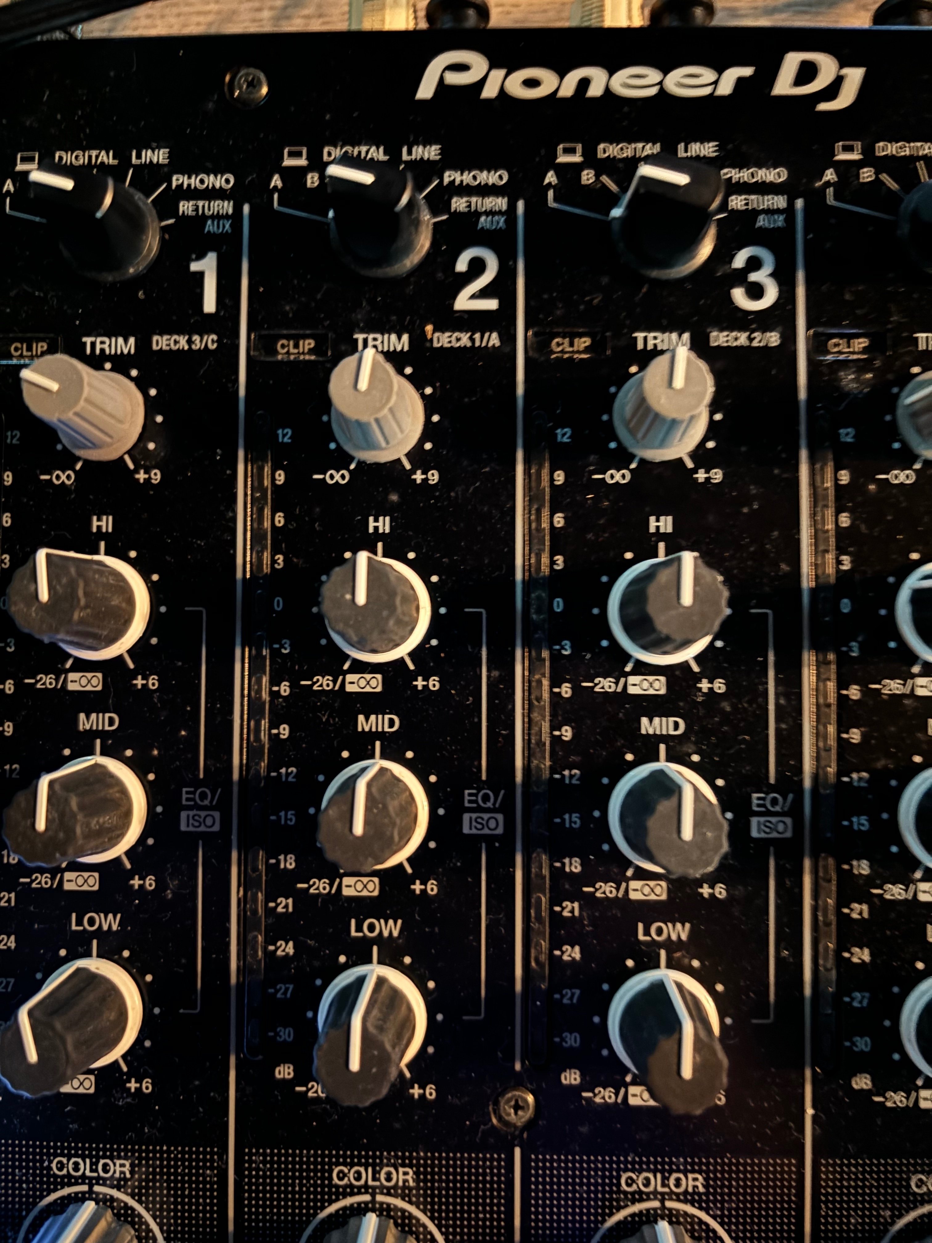 DJ機材 Mac Book Pro Odyssey Universal 12″ Format DJ Mixer and Two Standard