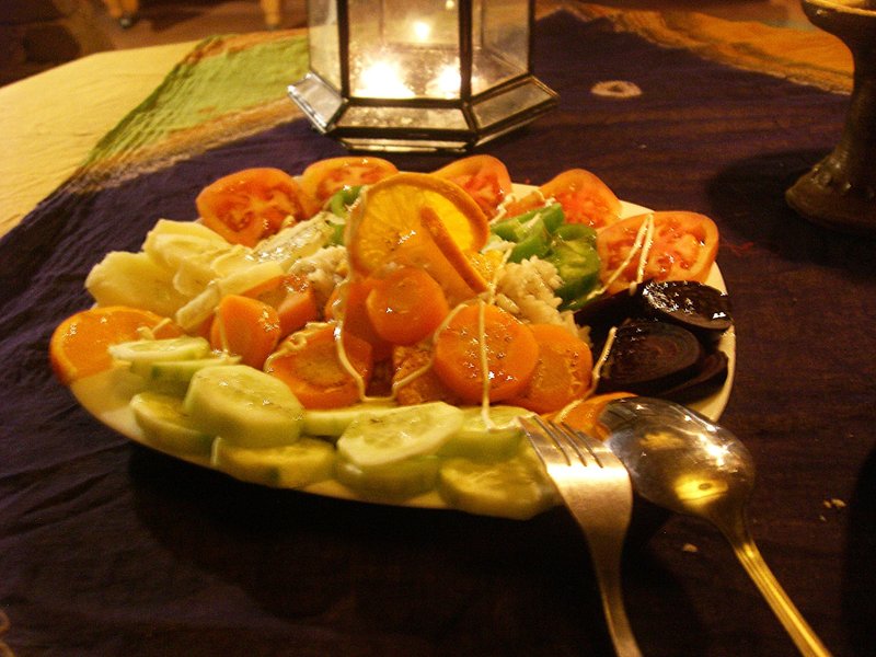 トマト、ニンジン、きゅうり、ピーマンなどが盛られたモロカンサラダ