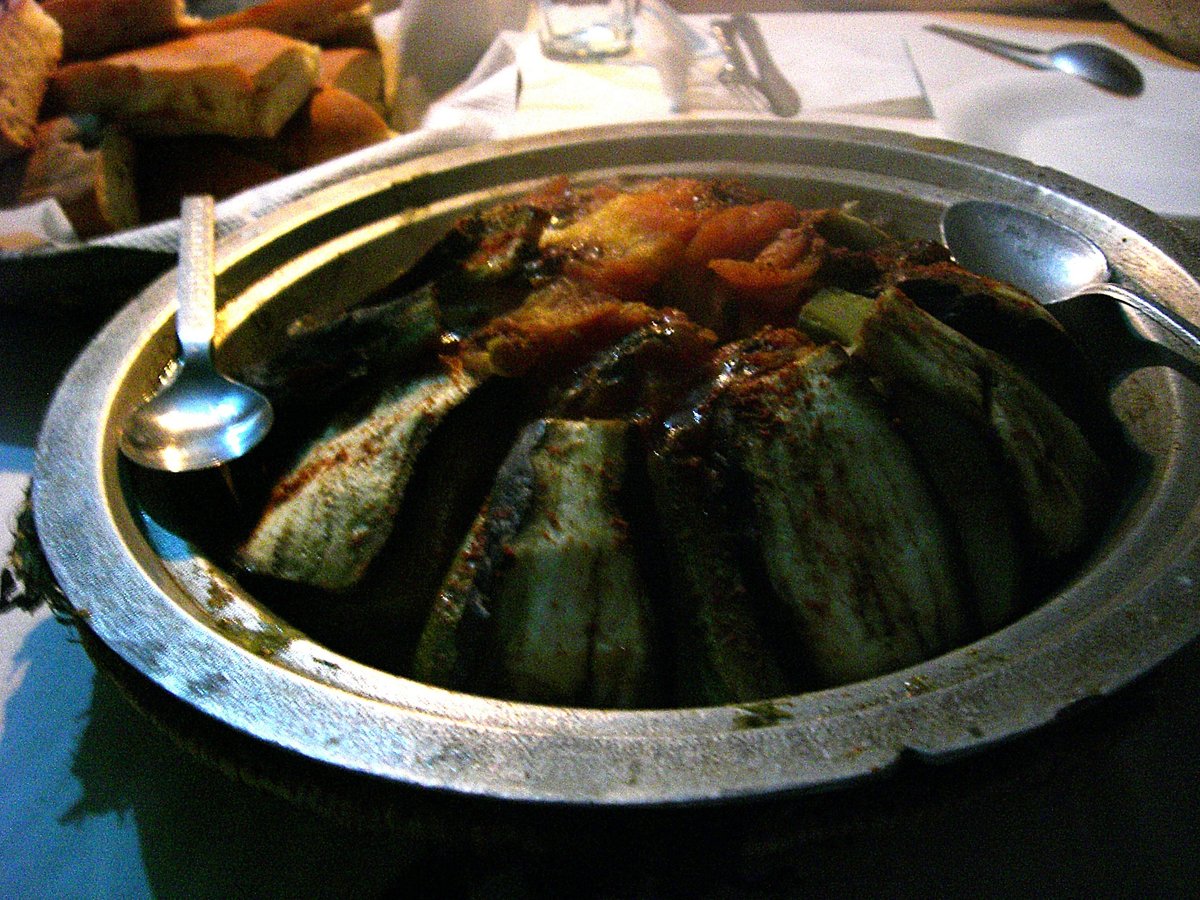 銀鍋にのせられた野菜の煮込み