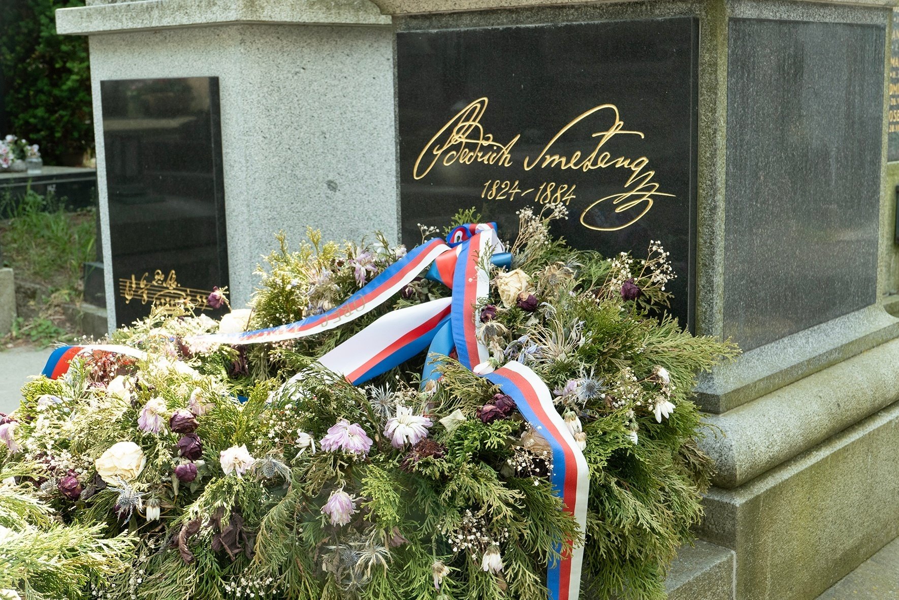 チェコ買い付け日記2023⑰「ヴィシェフラド城と墓参り」｜SYSLOVBOOKS