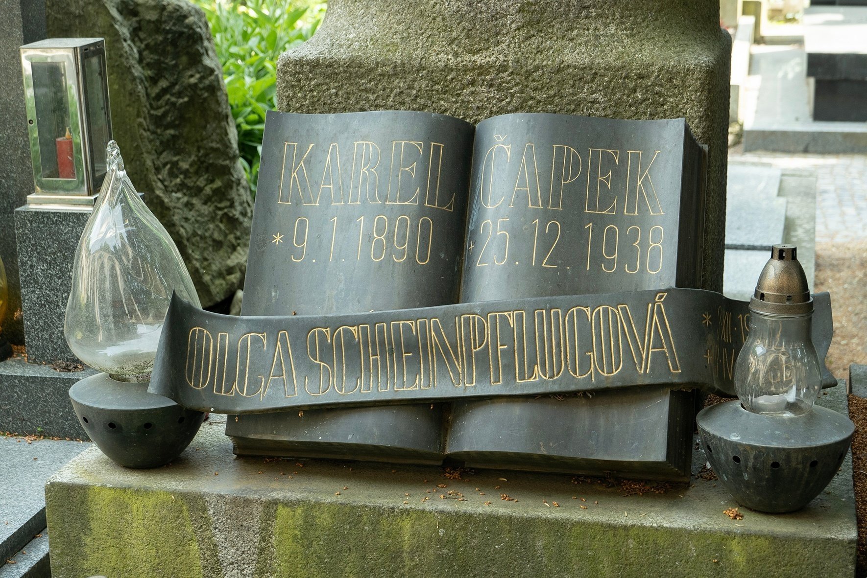 チェコ買い付け日記2023⑰「ヴィシェフラド城と墓参り」｜SYSLOVBOOKS